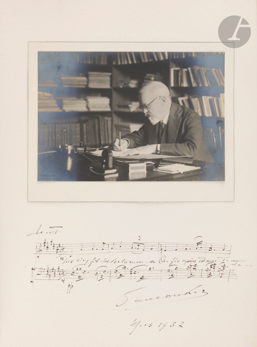 MUSIQUE. Album de photographies par LIPNITZKI avec 26 P.A.S. musicales, 1932 ; 41 photographies (17 x 12 cm), en épreuves argentiques d époque, portant le timbre sec du photographe, contrecollées sur des feuillets de papier fort (33 x 24 cm) montés sur onglets, chacune précédée d une serpente avec le nom du musicien inscrit à l encre de Chine ; le tout relié en un fort volume in-4 (33,5 x 29 cm), veau fauve teinté à décor de formes ondulées sur les plats, mosaïqué sur un bord de larges bandes de box noir et d un décor de maroquin brun imitant des motifs de ferronnerie, répétés sur le dos, chiffre E couronné frappé en argent au bas du plat sup. ; large cadre intérieur de box noir mosaïqué dans les coins, doublures et gardes de soie peinte représentant des paysages avec des oiseaux (signé AC), contregardes de papier bleu, tranches argentées (signée Anita Conti 1931). Précieux album de la Reine Élisabeth de Belgique, mélomane passionnée. La Reine Élisabeth de Belgique, née Wittelsbach (1876-1965), veuve d Albert Ier de Belgique, fut une fervente mélomane. Violoniste elle-même, elle créa en 1937 le prestigieux concours musical qui porte son nom. L album s ouvre sur une page de titre calligraphiée en lettres capitales : Quelques musiciens vus par Lipnitski 109 Faubourg St Honoré Paris. Boris LIPNITZKI (1887-1971), d origine ukrainienne, fut un photographe renommé dans le monde des arts et du spectacle des années trente. 26 citations musicales et dédicaces accompagnent les photographies, par Louis AUBERT (4 mesures de sa Sonate pour piano et violon), Conrad BECK (3 mesures de son Concerto pour quatuor à cordes), Louis BEYDTS (6 mesures sur les paroles Laissons ce divin Messager Pousser, pousser l escarpolette ), Alfred CORTOT (dédicace : En hommage à Sa Majesté la Reine des Belges, qui règne en Souveraine sur le cœur des Français ), Paul DUKAS (3 mesures d Ariane et Barbe-Bleue, sur 2 portées : chant et accompagnement, avec paroles : Les cinq filles d Orlamonde (La fée noire est morte) ), Pierre-Octave FERROUD (4 mesures pour hautbois), Tibor HARSANYI (4 mesures), Arthur HOÉRÉE (4 mesures de la Chanson de son Septuor avec paroles : Le Bonheur est dans le pré, cours-y vite, cours-y vite ), Arthur HONEGGER (3 mesures d Antigone), Arthur HONEGGER (avec le Quatuor de Bruxelles, 2 mesures de son quatuor à cordes), Jacques IBERT (3 mesures Andante), Wanda LANDOWSKA (air et paroles de Podolanka, chant populaire polonais ), Igor MARKEVITCH (5 mesures de sa Sérénade), Bohuslav MARTINU (5 mesures de Les Rondes), Marcel MIHALOVICI (3 mesures), Darius MILHAUD (2 mesures), Nicolas NABOKOV (4 mesures de sa Symphonie lyrique), Francis POULENC (4 mesures du Sextuor), Maurice RAVEL (3 mesures de la Sonate pour piano et violon), Jean RIVIER (3 mesures de sa Symphonie en ré majeur), ROLAND-MANUEL (3 mesures de son Concerto pour clavecin et instruments), Guy ROPARTZ (4 mesures de sa 1ère Sonate pour violon et piano), Albert ROUSSEL (4 mesures du Psaume LXXX), Florent SCHMITT (2 mesures de sa dernière symphonie ), Igor STRAWINSKY (thème initial du Sacre du Printemps, daté Paris le 25.I.1932), Alexandre TANSMAN (2 mesures de sa Symphonie concertante). Photographies : Ernest Ansermet, Georges Auric, Lucien Capet, Pablo Casals, Alfredo Casella, Désiré Defauw, Marcel Delannoy, Serge de Diaghilev (photo de groupe avec Benois, Grigoriev, Karsavina, Lifar, Nijinsky), Manuel de Falla, Jascha Heifetz, Charles Houdret, Bronislaw Hubermann, Vincent d Indy, Serge Prokofiev, Henri Sauguet. Remarquable reliure Art Déco signée par Anita CONTI (1899-1997), relieuse d art d origine arménienne (elle exposa notamment ses reliures au Salon d Automne de 1932 à 1935), qui devint la première femme océanographe française. Plats et charnières de la reliure un peu frottés.