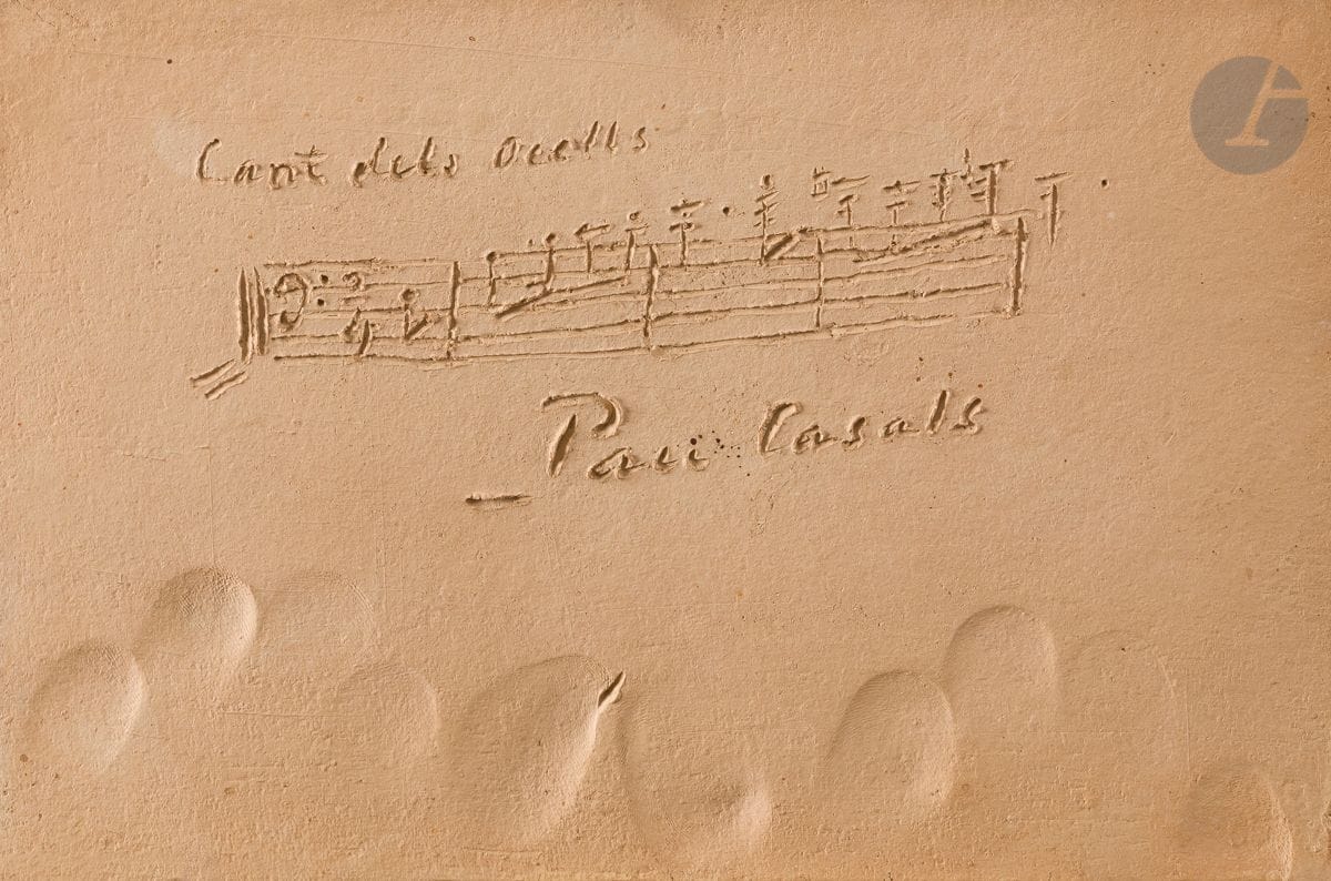 Pablo CASALS (1876-1973). P.A.S. sur terre cuite ; 13 x 19,8 cm. Pièce exceptionnelle, recueillie dans les années soixante à Prades par Louis Mallais du Carroy (1923-1980), céramiste et mélomane qui avait ses entrées au Festival de Prades. Muni d une plaque d argile crue et meuble, il a fait tracer à Casals cet autographe grâce à un stylet ; il a fait ensuite sécher cette plaque qu il a cuite ensuite à haute température dans son four de céramiste. Pablo Casals a inscrit les premières notes de son Cant dels Ocells (Chant des oiseaux) qu il affectionnait particulièrement, et a doublé sa signature par l empreinte de ses dix doigts.