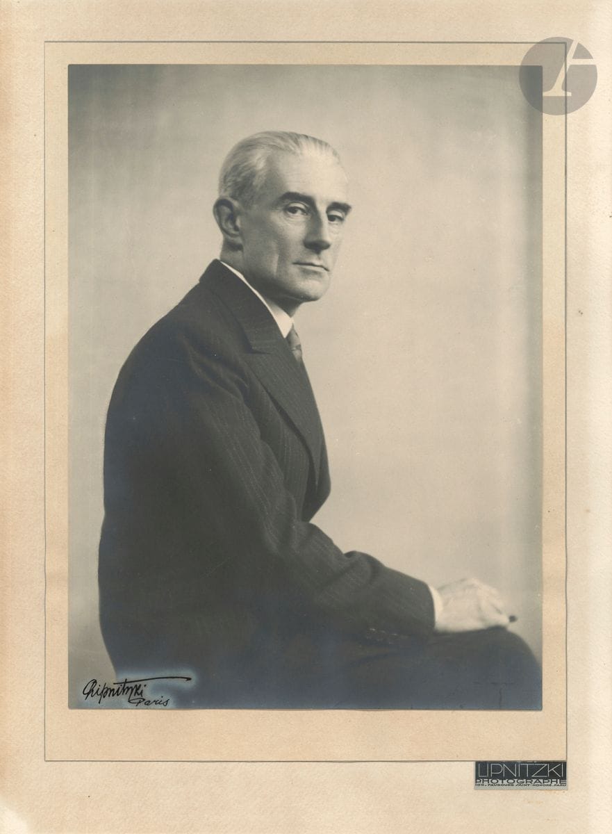 [Maurice RAVEL (1875-1937)]. Photographie originale par Boris Lipnitzki ; tirage argentique, 27 x 20 cm, monté sur carte 38 x 26 cm avec étiquette du photographe. Belle photographie de Ravel assis, signée en bas à gauche par le photographe (1887-1971) : BLipinitzki Paris .