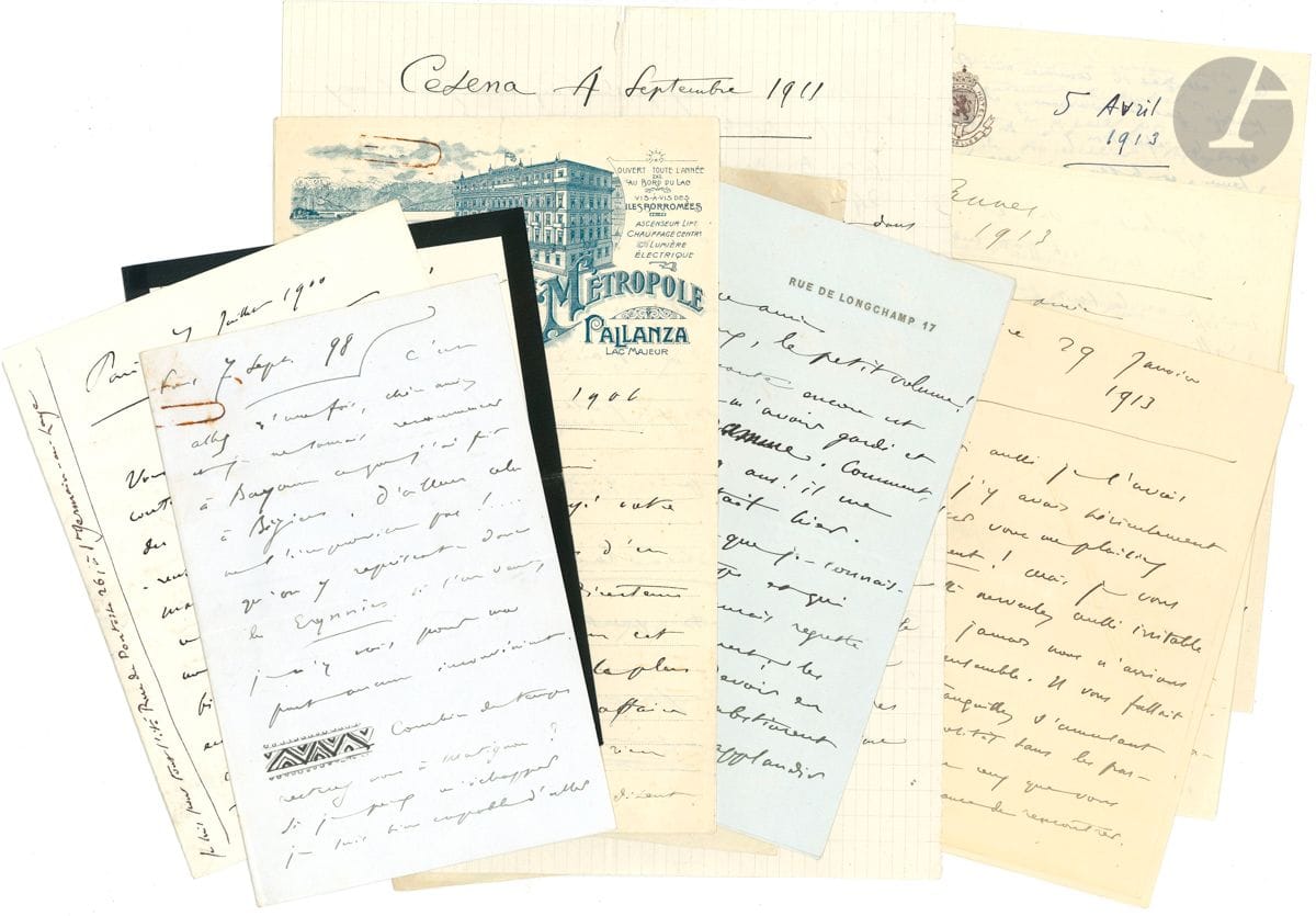 Camille SAINT-SAËNS (1835-1921). 12 L.A.S., 1898-1913, à Caroline de Serres ; 50 pages in-8 ou in-4, 4 à en-tête d’hôtels (légères traces de rouille sur quelques lettres).
Très belle correspondance à sa grande amie pianiste, où Saint-Saëns parle de son travail et fait de rares confidences sur sa vie privée et l’échec de son mariage.
[Caroline de Serres (1842-1913), née Rémaury, était une remarquable pianiste, élève de Liszt. Veuve du journaliste Léon Montigny, elle se remaria en 1886 avec Auguste de Serres, et Saint-Saëns composa son Wedding Cake en cadeau de mariage. Après qu’elle se fut blessée à la main droite, elle mit fin à sa carrière, et Saint-Saëns écrivit pour elle et lui dédia en 1912 ses Études pour la main gauche op.135. Elle fut une amie très chère pour le compositeur, qui la surnommait sa « chère Caro », et qui, comme on le verra, avait songé à l’épouser.]
Paris 7 septembre 1898 (lettre ornée d’une frise décorative à la plume). Il ne recommencera pas à Bayonne ce qu’il a fait à Béziers. « D’ailleurs cela ne s’improvise pas ! » On peut y donner les Erinnyes (de Massenet)… Il ne peut la rejoindre à Matignon : « j’ai trop à travailler. Il me faut préparer une nouvelle instrumentation de Déjanire pour l’Odéon et faire la réduction pour piano. Et dare-dare ça presse »…
Paris 7 juillet 1900. Il ne peut rien lui écrire de drôle après l’enterrement de Jules Delsart : « je ne me sens pas drôle du tout ; bien au contraire je me sens encore plus bête qu’à l’ordinaire ». Sa fille (Alice Montigny) « s’acharne à vouloir me faire écrire la musique d’un ballet. […] Elle est délicieuse, votre fille, délicieuse à l’excès ». Le voilà « forcé d’écrire un ouvrage en trois actes pour l’Opéra [Les Barbares]. J’ai peur qu’il n’en résulte quelque chose de bien mauvais. Pourquoi vouloir absolument que ce soit moi, qui aimerais mieux faire autre chose, quand il y en a tant d’autres qui ne demandent que ça !… Je n’ai plus un moment pour travailler mon piano, mes pauvres doigts se rouillent de plus en plus ; l’heure de la vieille ganache a sonné »…
Paris 22 juillet 1901. « Entre l’Opéra, les concours de l’Institut qu’il me faut présider et ceux du Conservatoire […] je n’ai pas le temps de faire les travaux que j’ai sur la planche et la chaleur qu’il fait ne m’incite pas à l’activité ». Pour le ténor des Barbares, il s’est décidé pour Albert Vaguet, « qui à défaut de panache aura du moins une jolie voix et du talent ». Il doit aller à Dieppe, puis à Valence pour inaugurer le monument à Louis Gallet, et enfin « à Béziers où il n’y aura rien de moi cette année, mais où je dois planer comme un ange tutélaire ; un ange aux ailes un peu roussies »…
Pallanza, Lac Majeur 13 septembre 1906. Il ne faut jamais croire ce que disent les directeurs de théâtre : « en admettant qu’il [Pedro Gailhard, directeur de l’Opéra] ait dit vrai – ce que je ne crois pas – il en résulterait qu’il a consenti à payer 1000 f. pour jour Tannhäuser mais qu’il ne consent pas à jouer mes œuvres pour un prix assurément beaucoup moindre ; et Tannhäuser n’est pas une chose indispensable, on en a par dessus la tête ». Il se repose quelques jours en Italie avant de passer 15 jours à Paris puis d’aller à Prague, à Berlin, « et puis je m’embarquerai pour l’Amérique. Ce sera la fin. J’ai déjà refusé plusieurs engagements pour l’année prochaine »...
Paris 9 novembre 1908, évoquant un concert : « les musiciens firent leur devoir en conscience, mais ils s’abstinrent soigneusement de m’applaudir et plus d’un avaient la haine peinte sur le visage. Le public fut aimable, sans plus. Il est probable que le grand honneur qu’on m’avait fait sur le programme avait froissé des susceptibilités ». La mort de Sardou l’a brisé… – 16 novembre 1908. « Cette exquise boîte me rappellera toujours ma dernière apparition au Conservatoire. C’eût été une joie sans le trac qui m’a tenu tout le temps et a gâté mon plaisir. Partout ailleurs je ne l’aurais pas eu ; mais là, c’est inévitable. On voit trop d’yeux autour de soi, on est trop dans le public. Il faut être un peu isolé pour se sentir à son aise »… Il a reçu une dépêche « m’annonçant que Samson venait de triompher à New York. 20 rappels ! Ne nous plaignons pas »… Pour la fin de la fiche, voir le PDF du catalogue