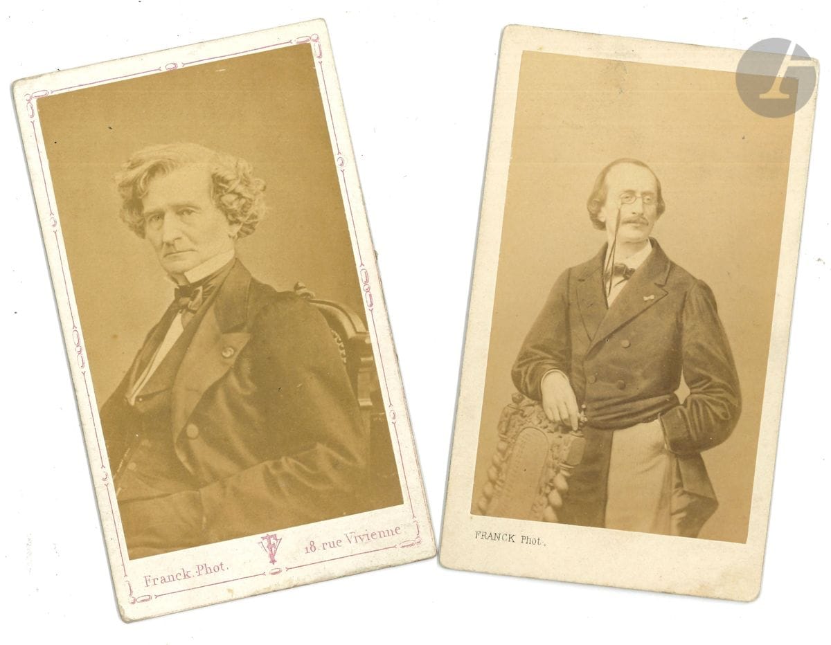 PHOTOGRAPHIES. 2 photographies par FRANCK ; formats cartes de visite, sur cartes à la marque Photographie Franck, rue Vivienne. [Le photographe François Marie Louis Gobinet de Villecholle dit Franck (1816-1906) était spécialisé dans les formats carte de visite.] Hector BERLIOZ, à mi-corps, assis dans un fauteuil. Jacques OFFENBACH, debout, à mi-jambe, accoudé au dossier d une chaise.