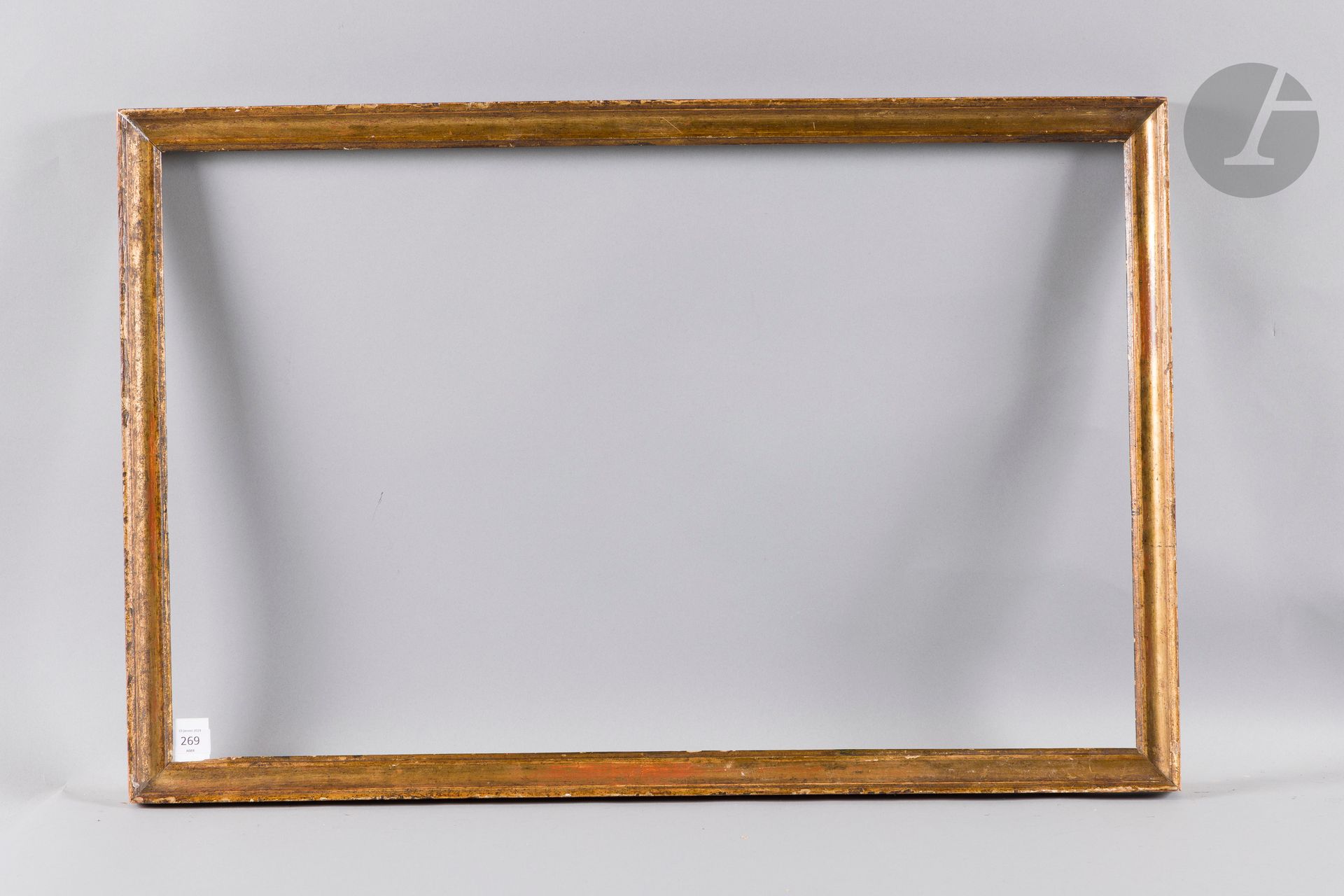 Baguette en bois mouluré et doré. Italie, fin du XVIIIe siècle (accidents). 53,1 x 83,8 cm - Profil : 3,5 cm