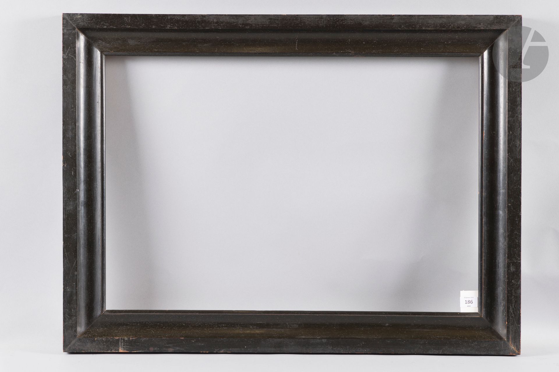Gorge en bois mouluré et noirci. Italie début du XIXe siècle. 51,8 x 75,8 cm - Profil : 8,5 cm