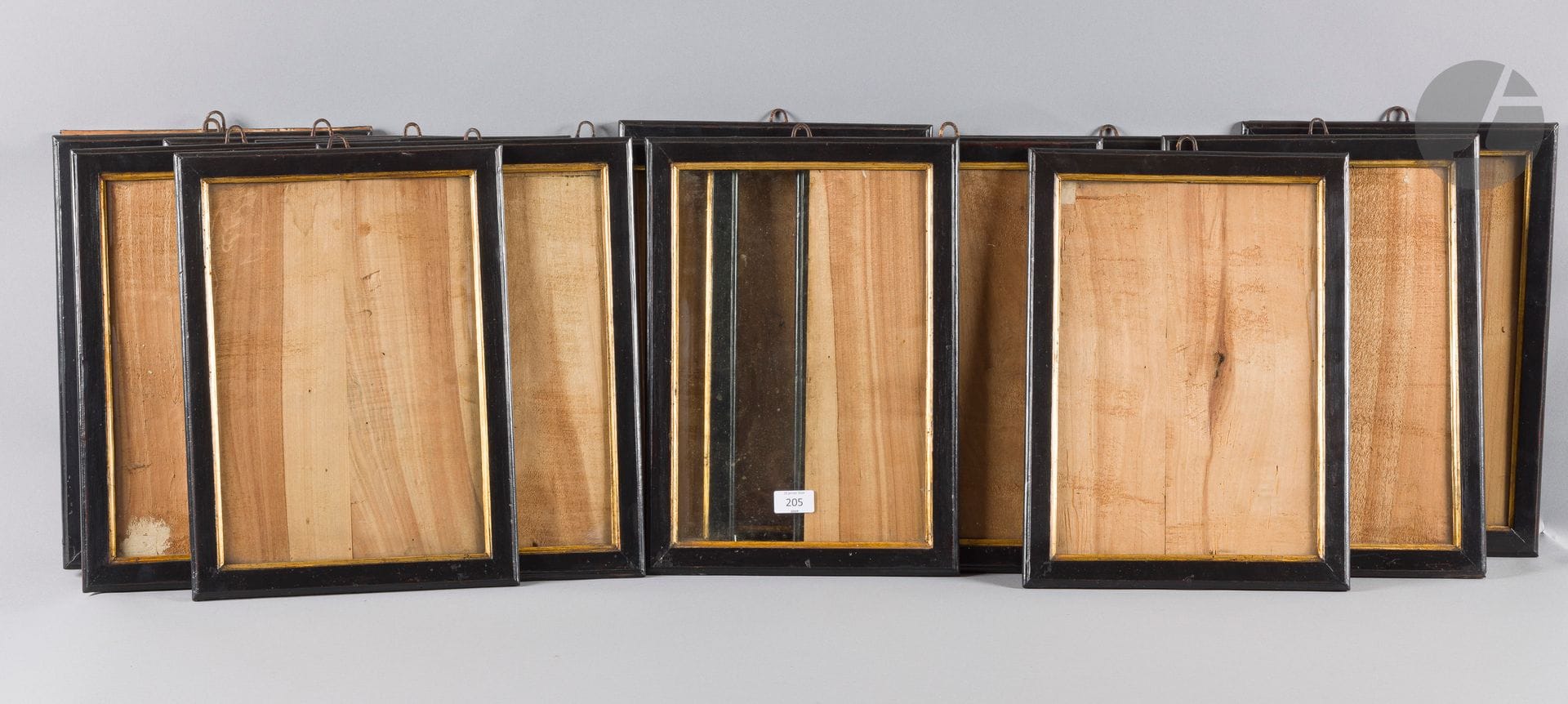 Suite of 15 blackened and gilded molded wood frames. Italy, 19th century (some veiled). 25.5 x 36 cm - Profile: 2.9 cm