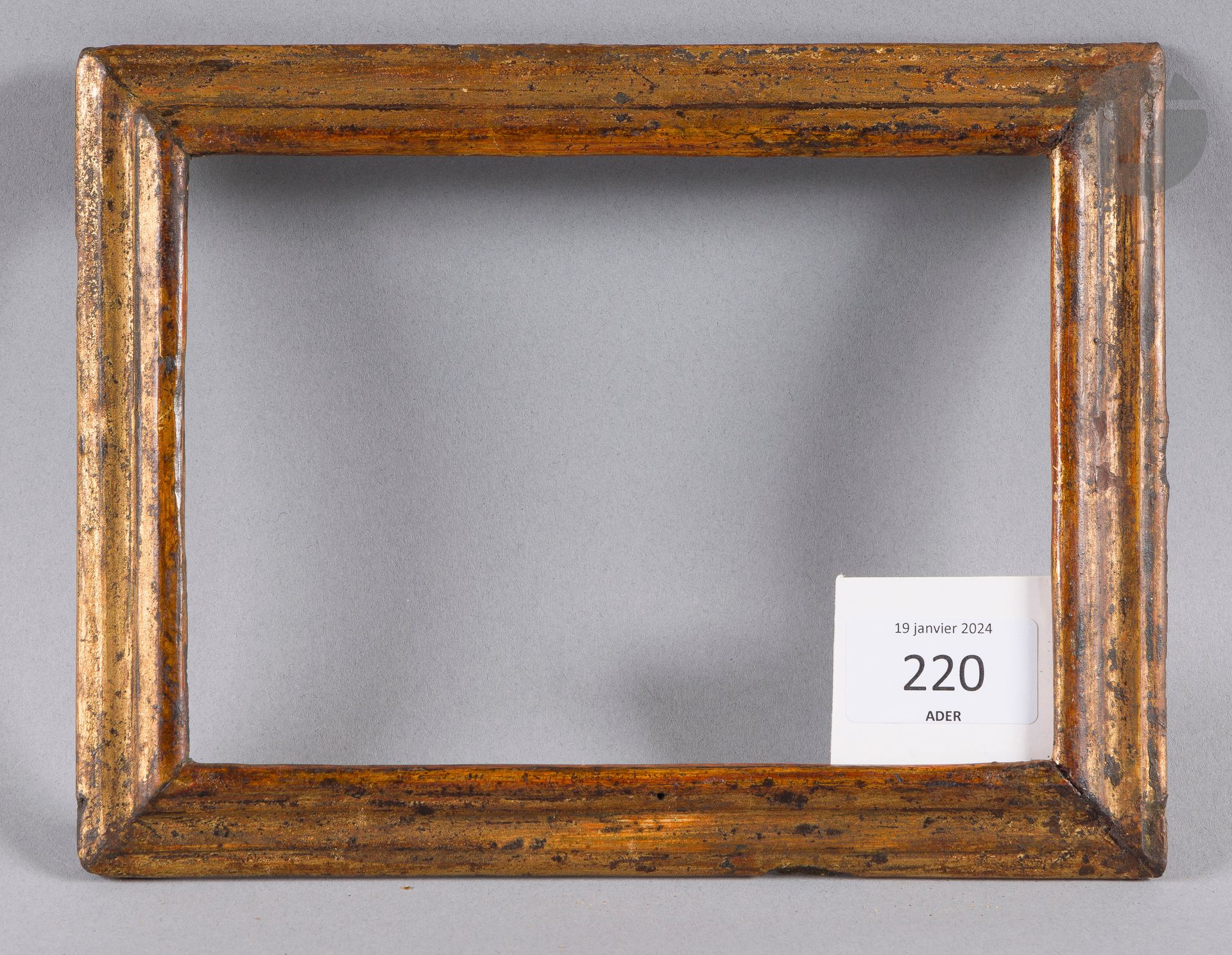 Molded and gilded wood frame. Italy, 17th century (wear). 12.3 x 17.4 cm - Profile: 2.4 cm (0F)