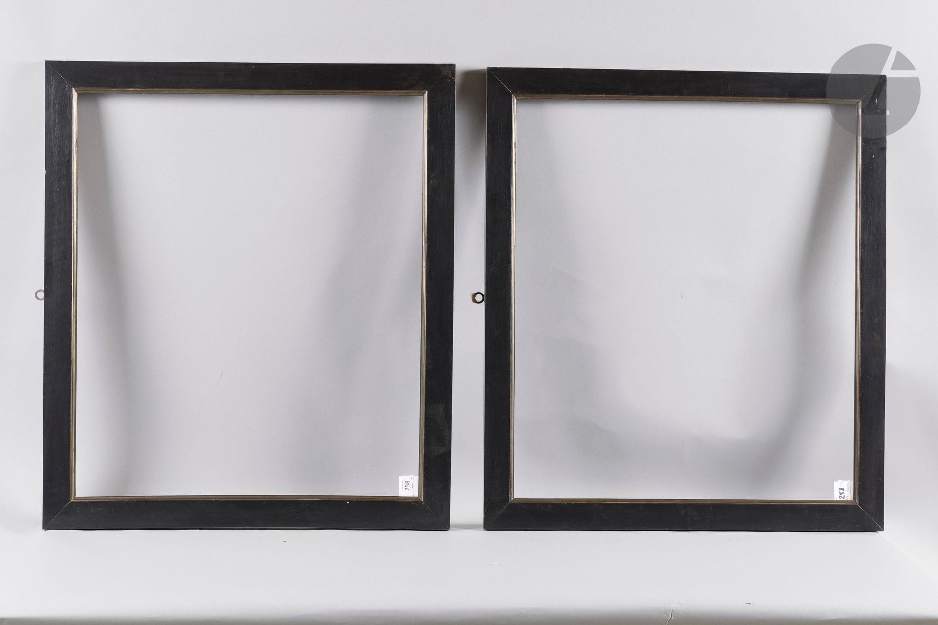 Pair of flat frames in blackened fruitwood, brass sight. Italy, early 19th century (pitting). 58.1 x 67.7 cm - Profile: 5.2 cm