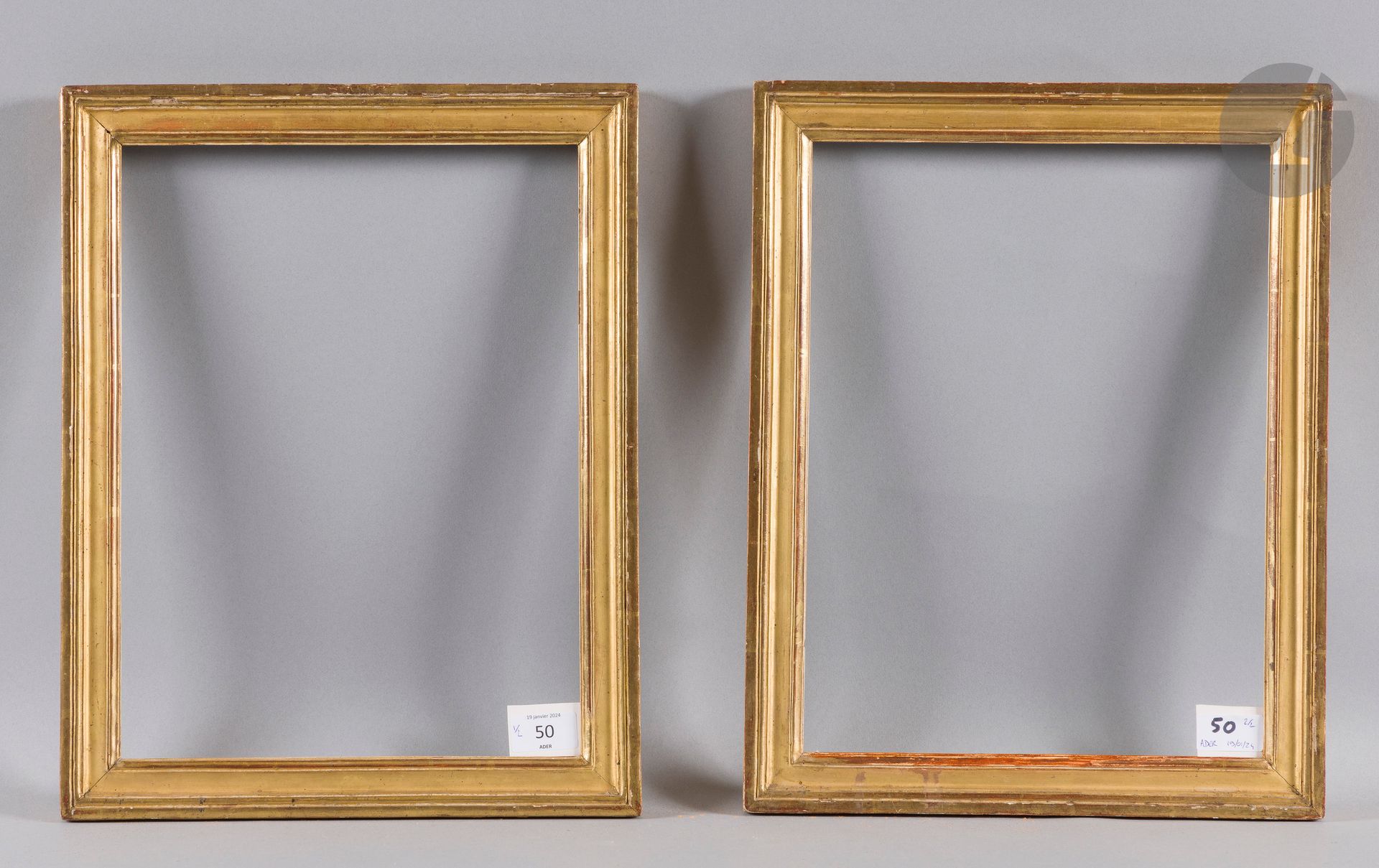 Paire de baguettes en bois mouluré et doré. Époque Louis XVI (petits accidents). 26,5 x 35,5 cm - Profil : 3,5 cm Lot reproduit p. 8