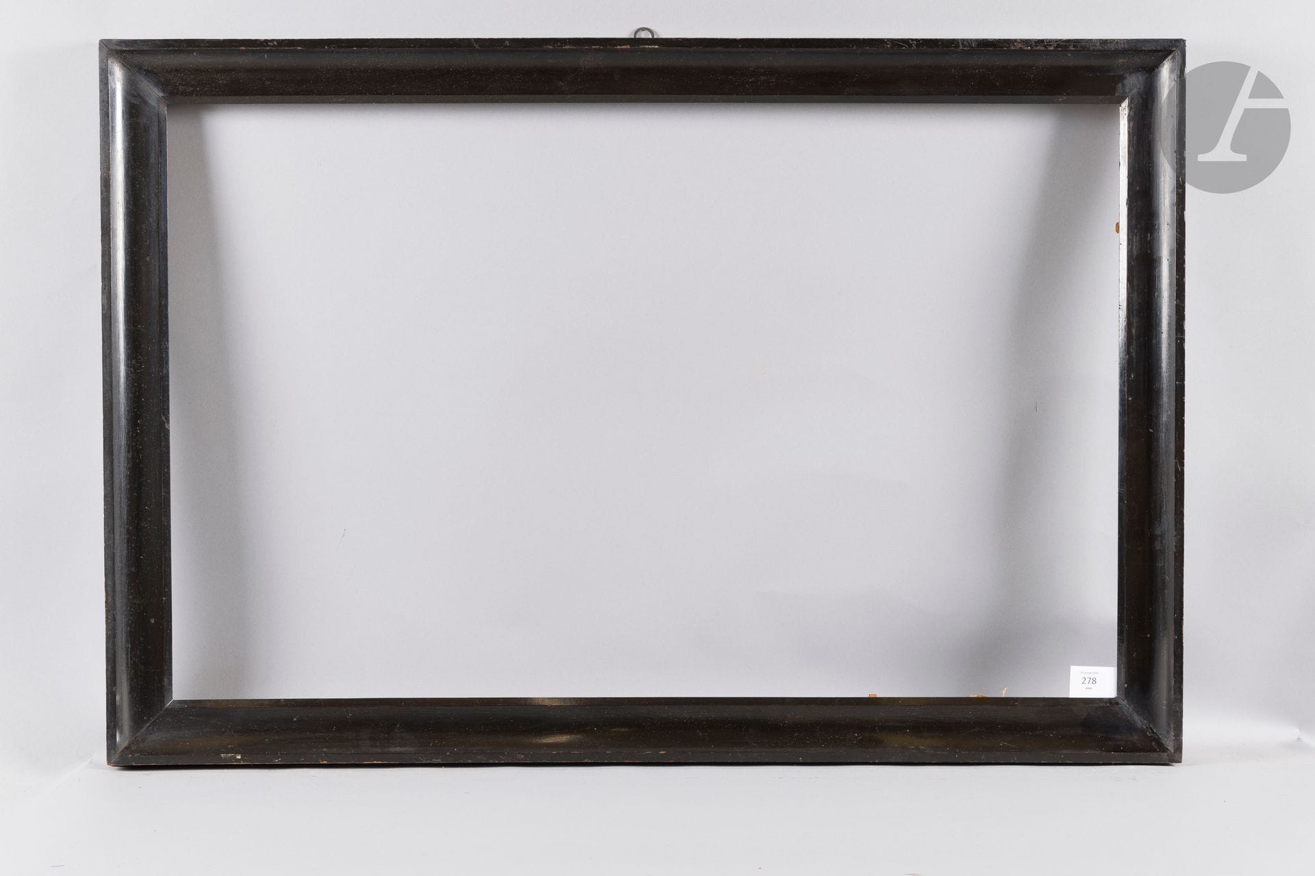 Gorge en bois fruitier mouluré et noirci. Italie début du XIXe siècle (piqures). 66,5 x 105,3 cm - Profil : 7 cm Lot reproduit p. 37