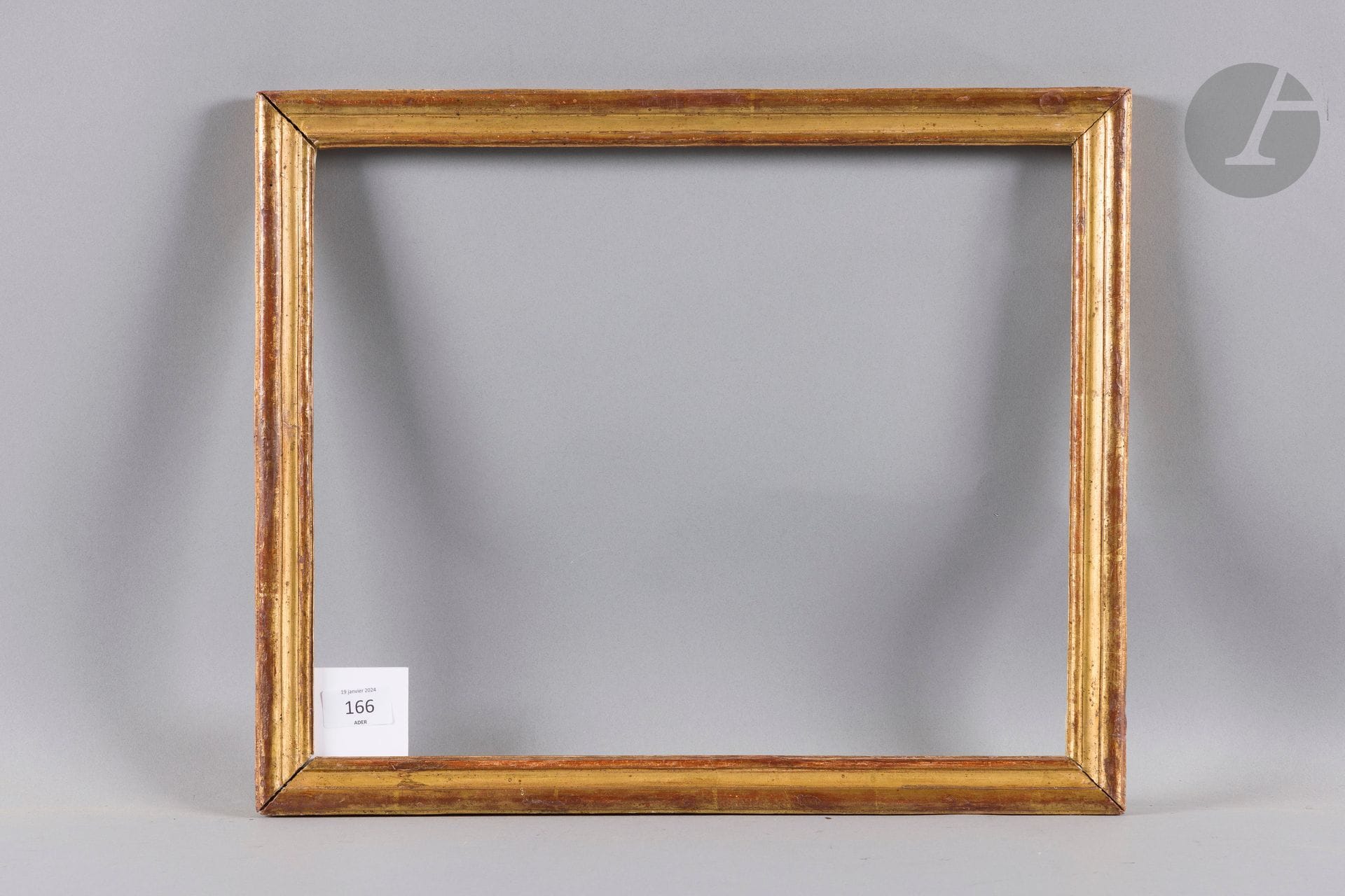 Baguette en bois mouluré et doré. Provence XVIIIe siècle. 34,3 x 42,5 cm - Profil : 3,2 cm