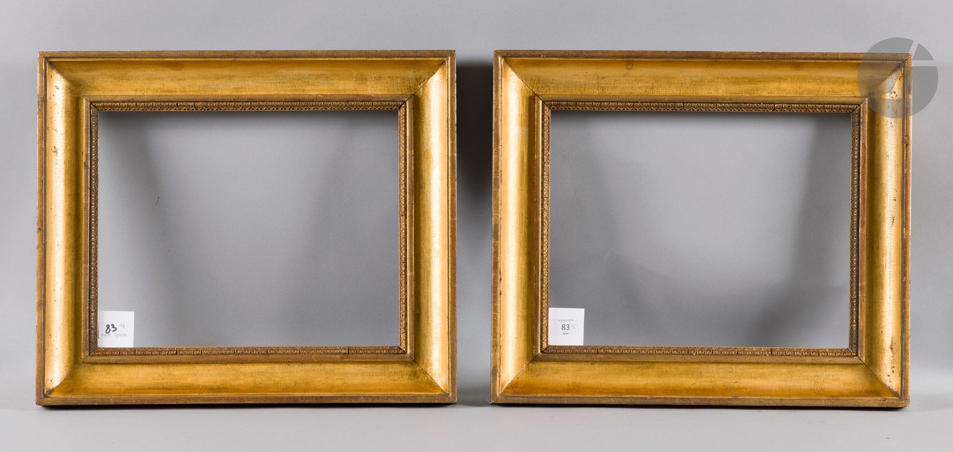 Pair of molded and gilded wood gorges, stucco rais-de-cœurs on the view. Late 18th century (fine craquelure). 31 x 39.2 cm - Profile: 7.7 cm (6F)