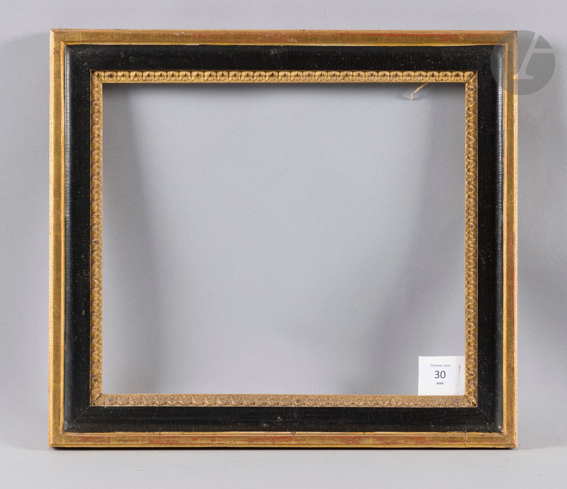 Gorge en bois mouluré noir et or à décor de rais-de-cœur en stuc à la vue. Fin du XVIIIe siècle. 30,4 x 35,5 cm - Profil : 5 cm