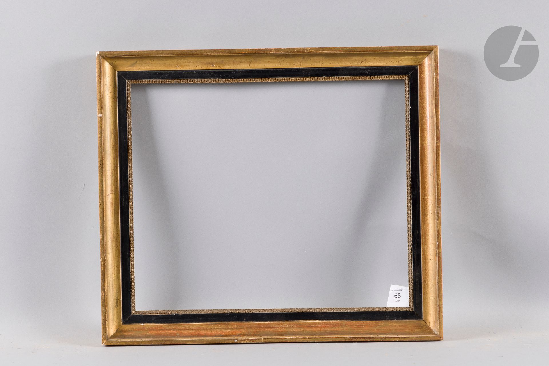 Gorge en bois mouluré noir et or à décor de rais-de-cœur en stuc à la vue. Fin du XVIIIe siècle (petits accidents). 37,1 x 44,8 cm - Profil : 5,3 cm (8F)