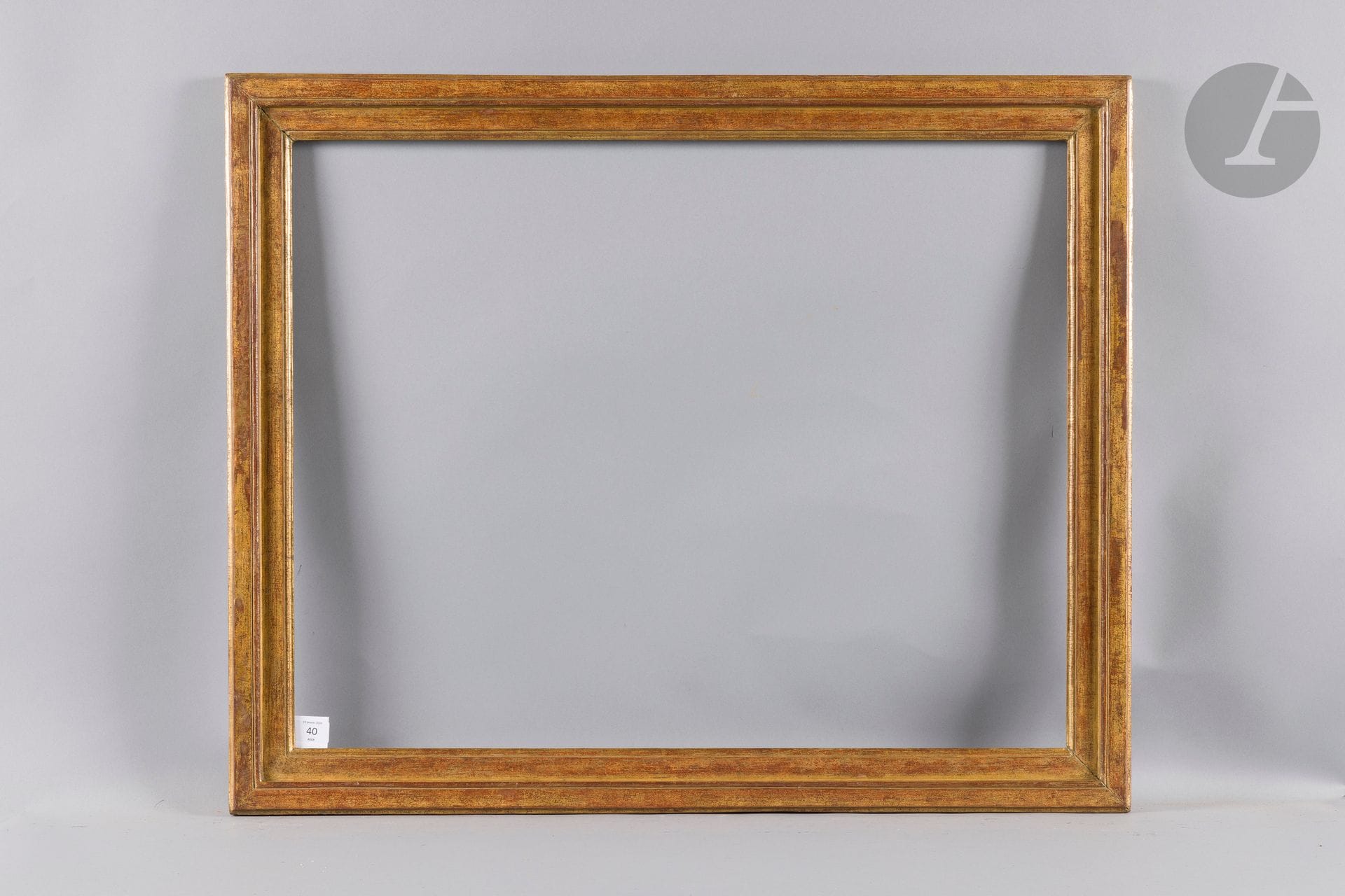 Baguette en bois mouluré et doré. Époque Louis XVI (usures). 63,2 x 80,6 cm - Profil : 6,9 cm (25F)