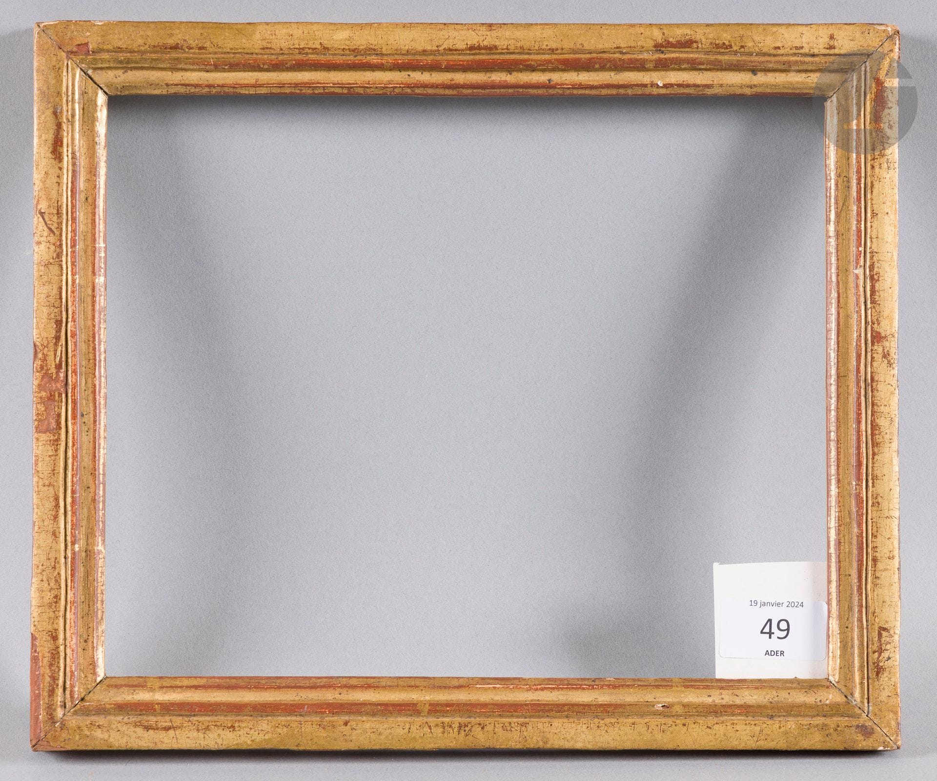 Baguette en bois mouluré et doré. Époque Louis XVI (usures). 20,7 x 25,7 cm - Profil : 2,6 cm (3F) Lot reproduit p. 8