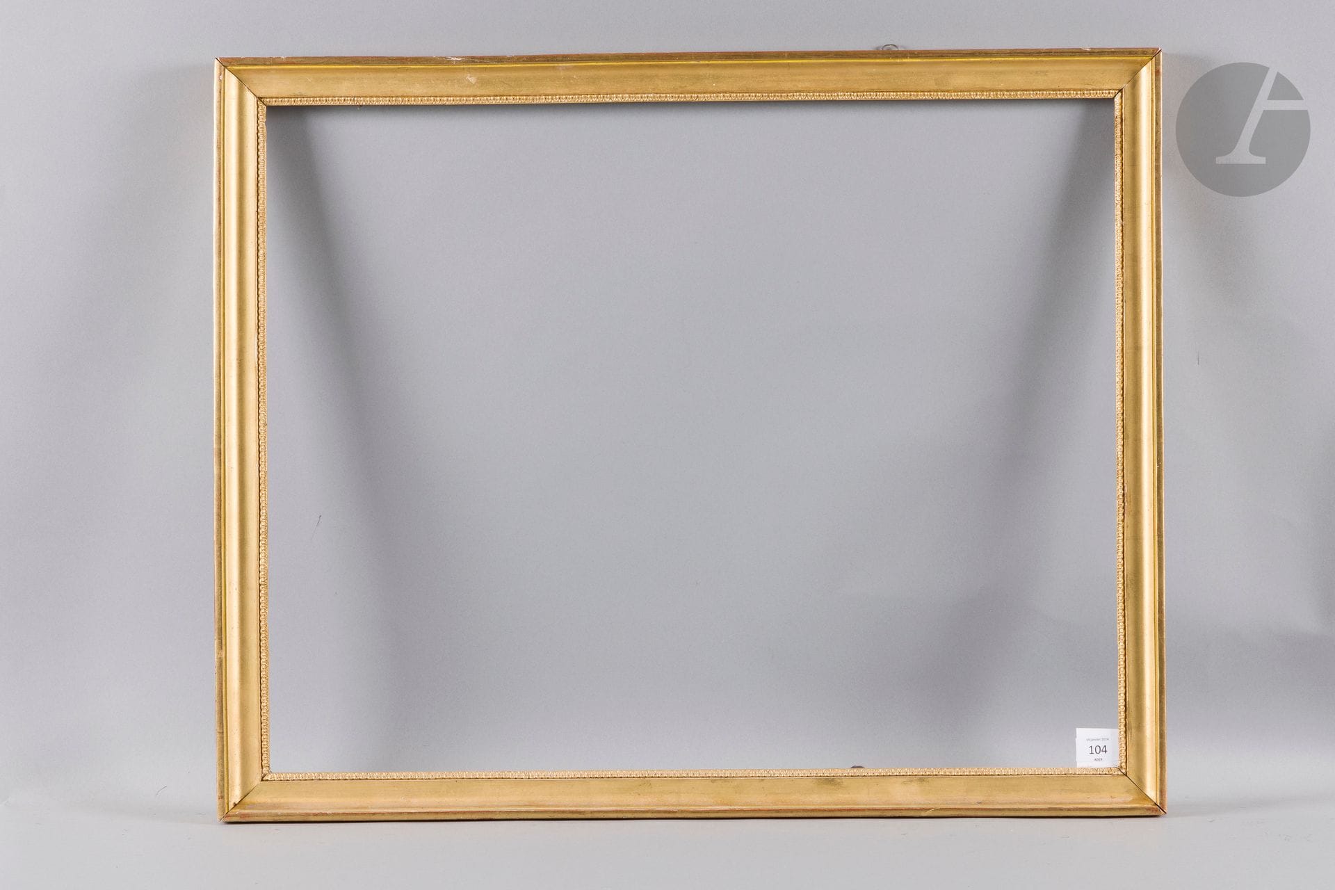 Gorge en bois mouluré et stuc doré à décor de rais-de-cœur à la vue. Début du XIXe siècle (petits accidents). 59 x 75 cm - Profil : 4,2 cm