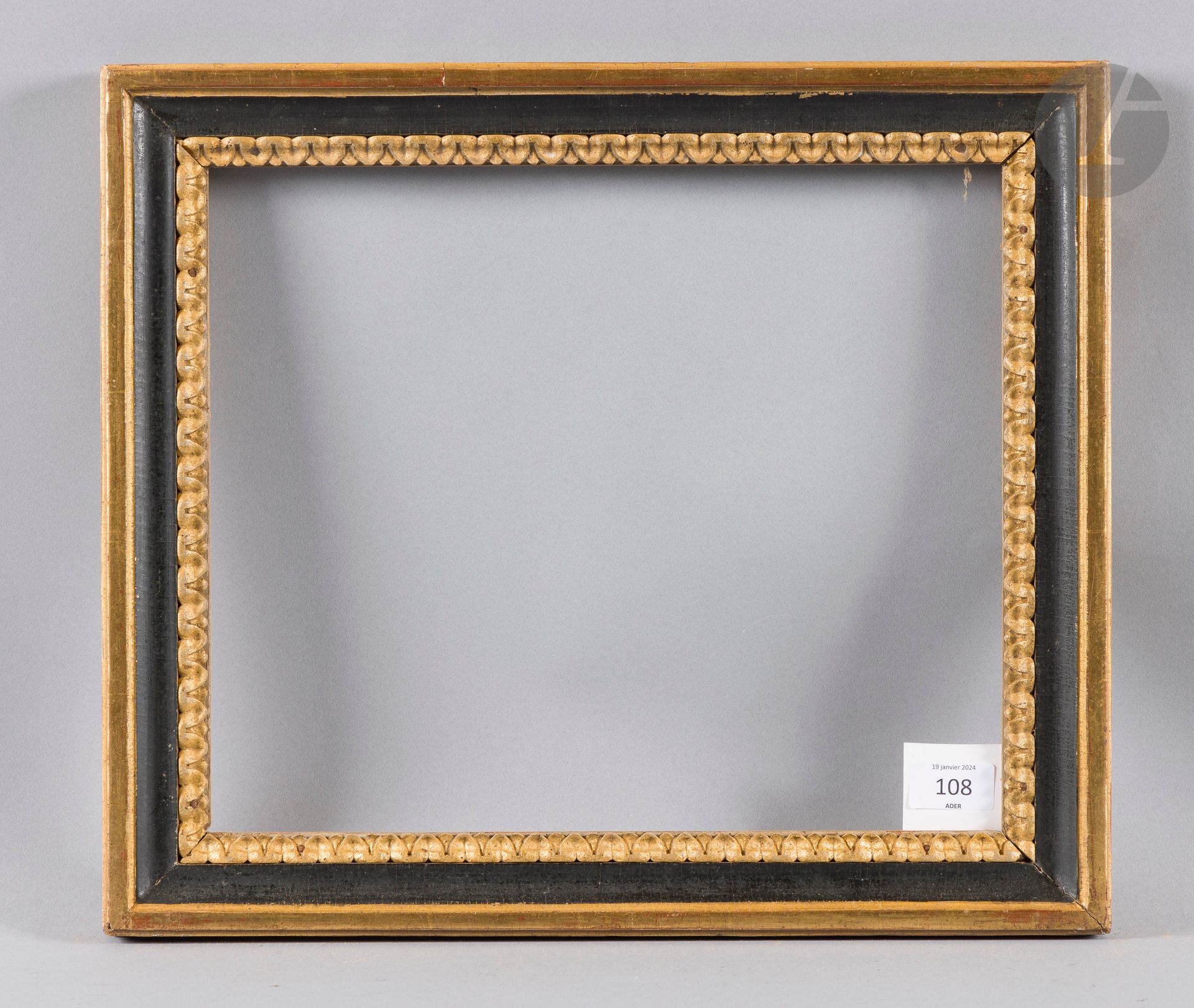 Gorge en bois mouluré noir et or à décor de rais-de-cœur en bois sculpté à la vue. Fin du XVIIIe siècle (modifiée dans ses dimensions). 30,5 x 36 cm - Profil : 5 cm