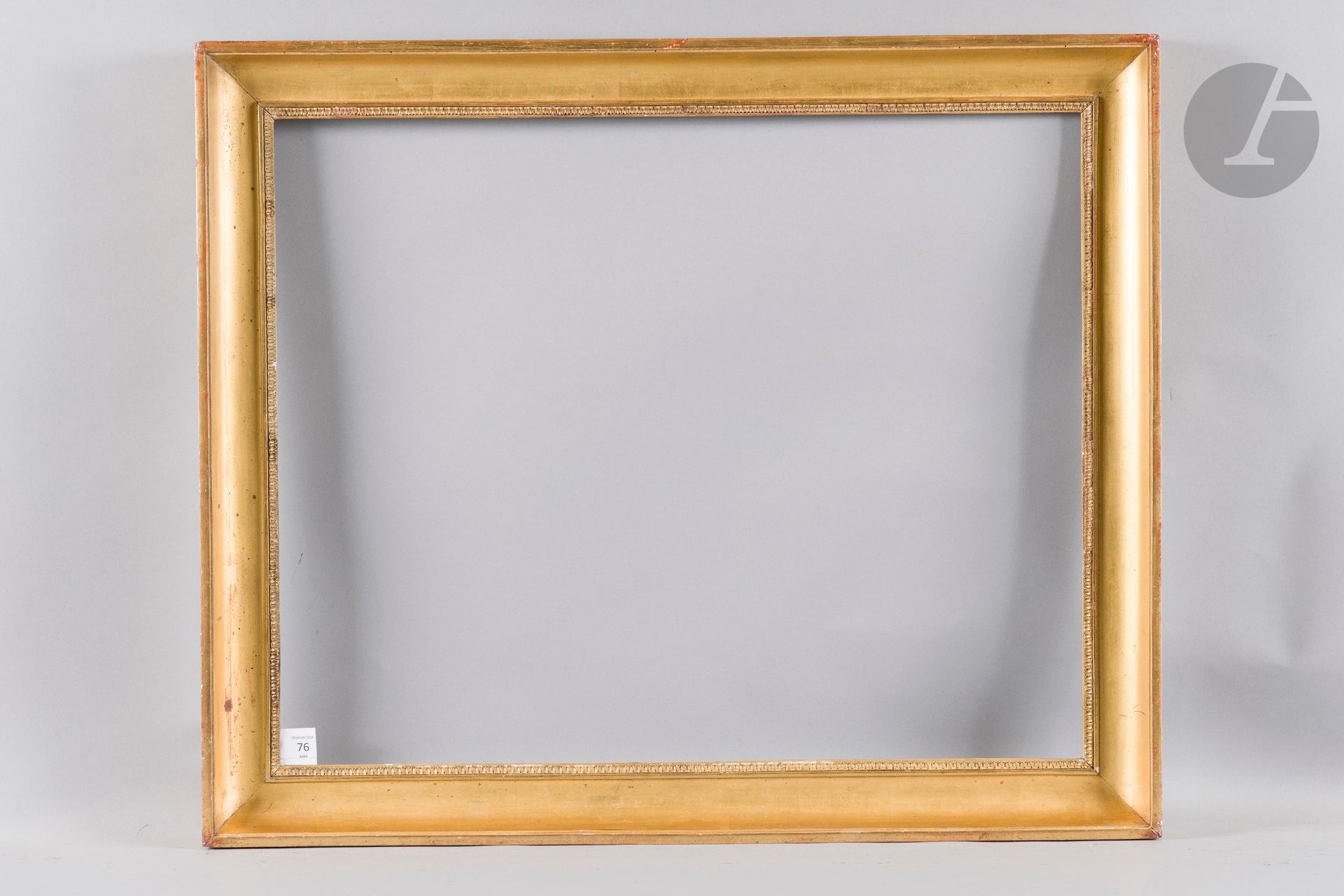 Gorge en bois mouluré et doré, rais-de-cœur en stuc à la vue. Début du 19e siècle. 58,2 x 72,3 cm - Profil : 6,8 cm (20F)