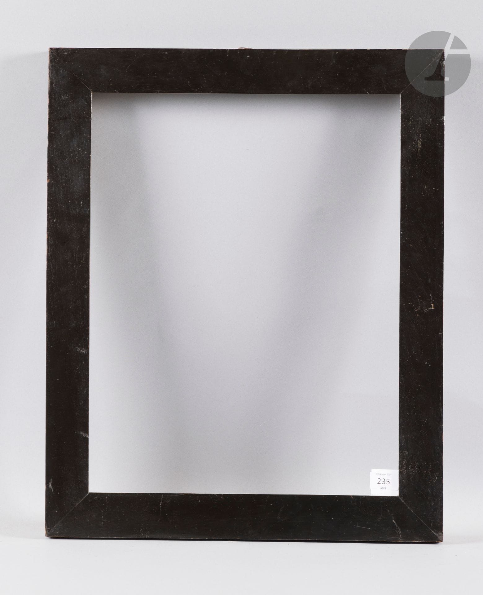 Flat frame in fruitwood and blackened wood. Italy, early 19th century. 39.6 x 51.5 cm - Profile: 5.7 cm (6P) Lot reproduced p. 33