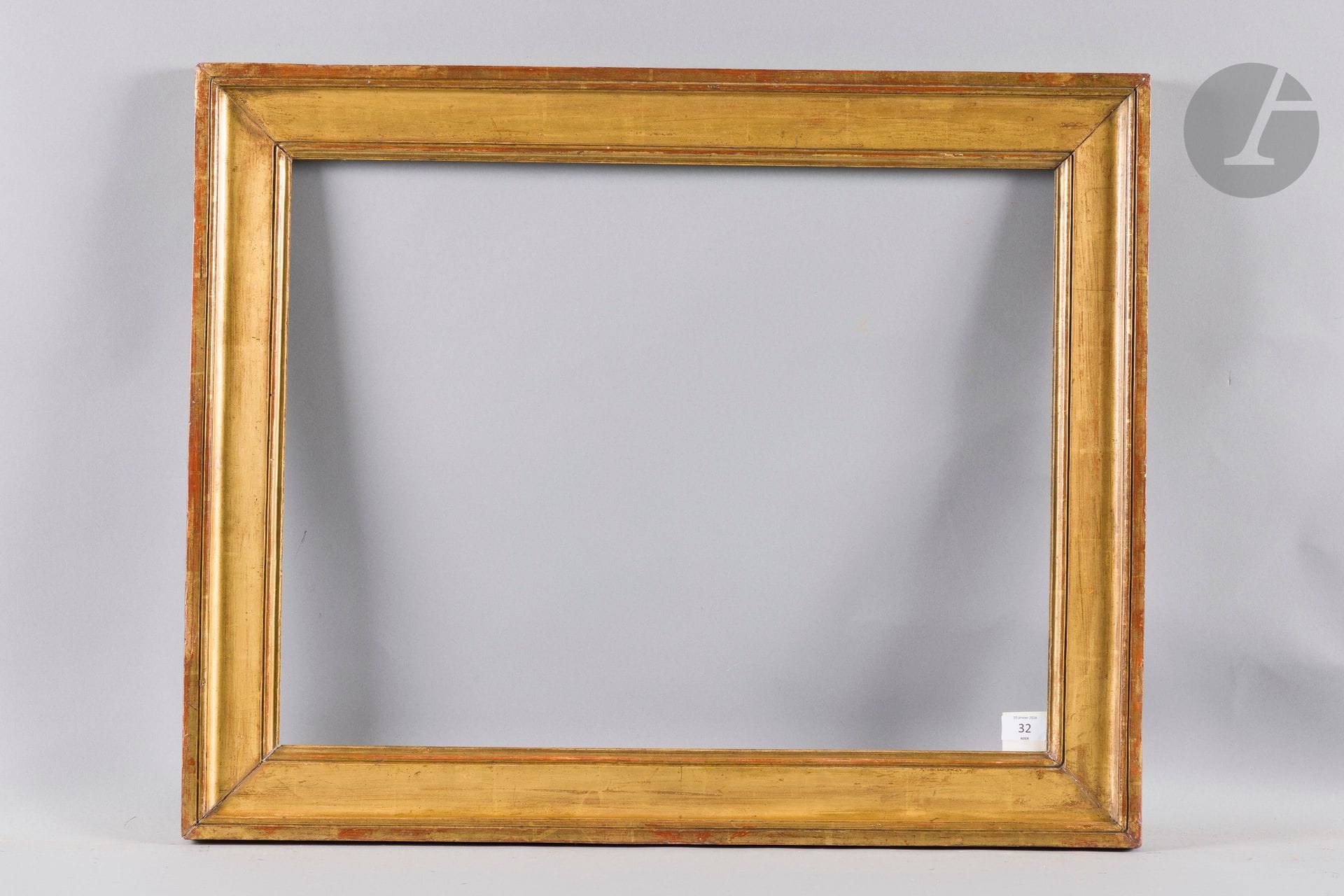 Cadre en chêne mouluré et doré. Époque Louis XVI (usures). 49,3 x 64,5 cm - Profil : 8 cm (15P)