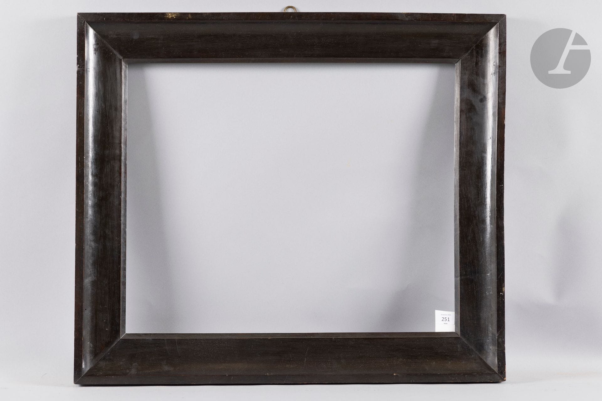 Gorge en bois fruitier mouluré et noirci. Italie début du XIXe siècle. 54,2 x 66,2 cm - Profil : 10 cm Lot reproduit p. 33