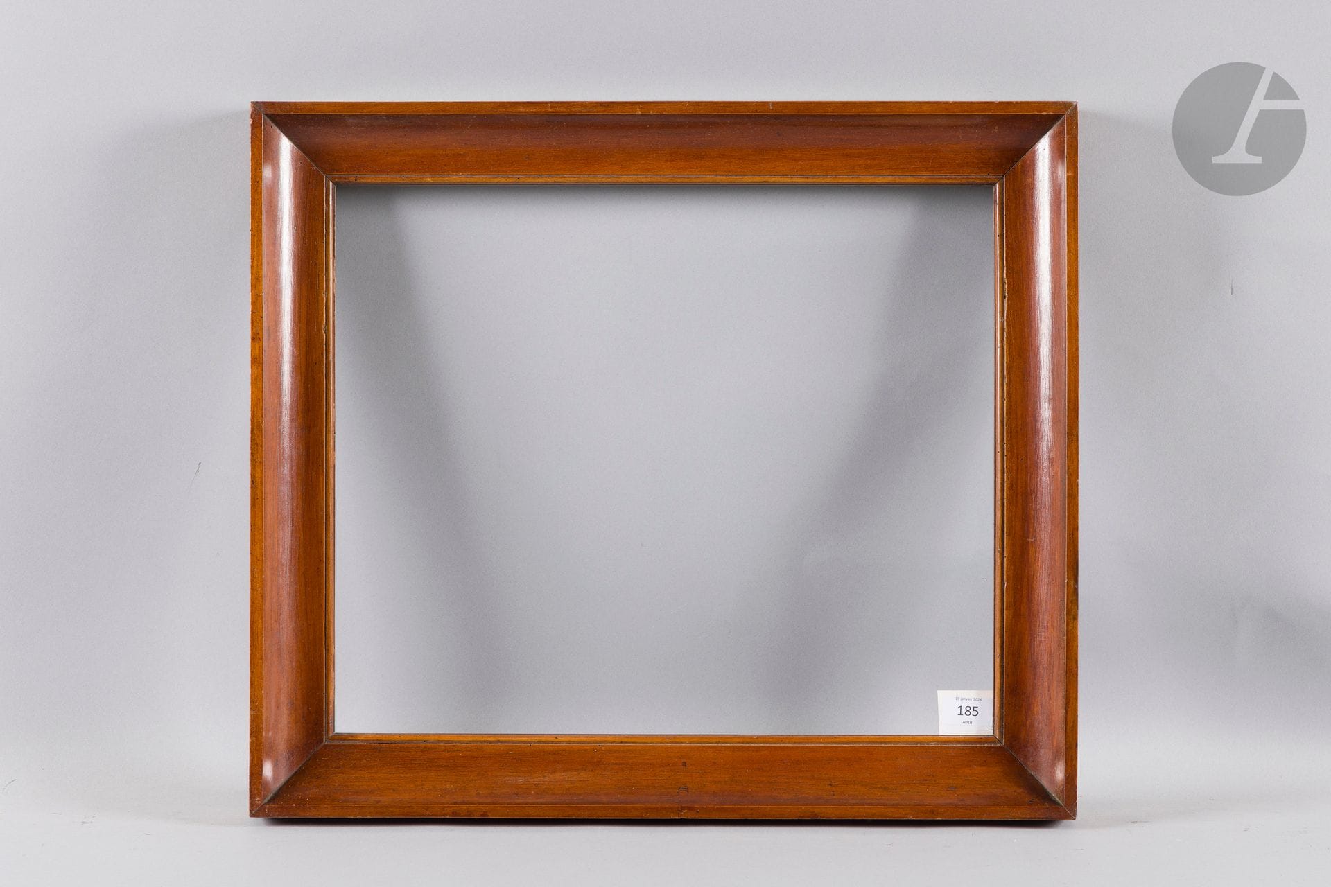 Molded and varnished walnut throat. Italy, early 19th century. 41.2 x 49.5 cm - Profile: 6.5 cm