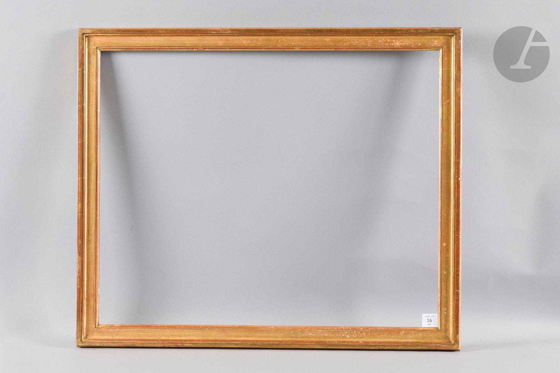 Baguette en bois mouluré et doré. Époque Louis XVI (usures). 60,2 x 74,4 cm - Profil : 5 cm