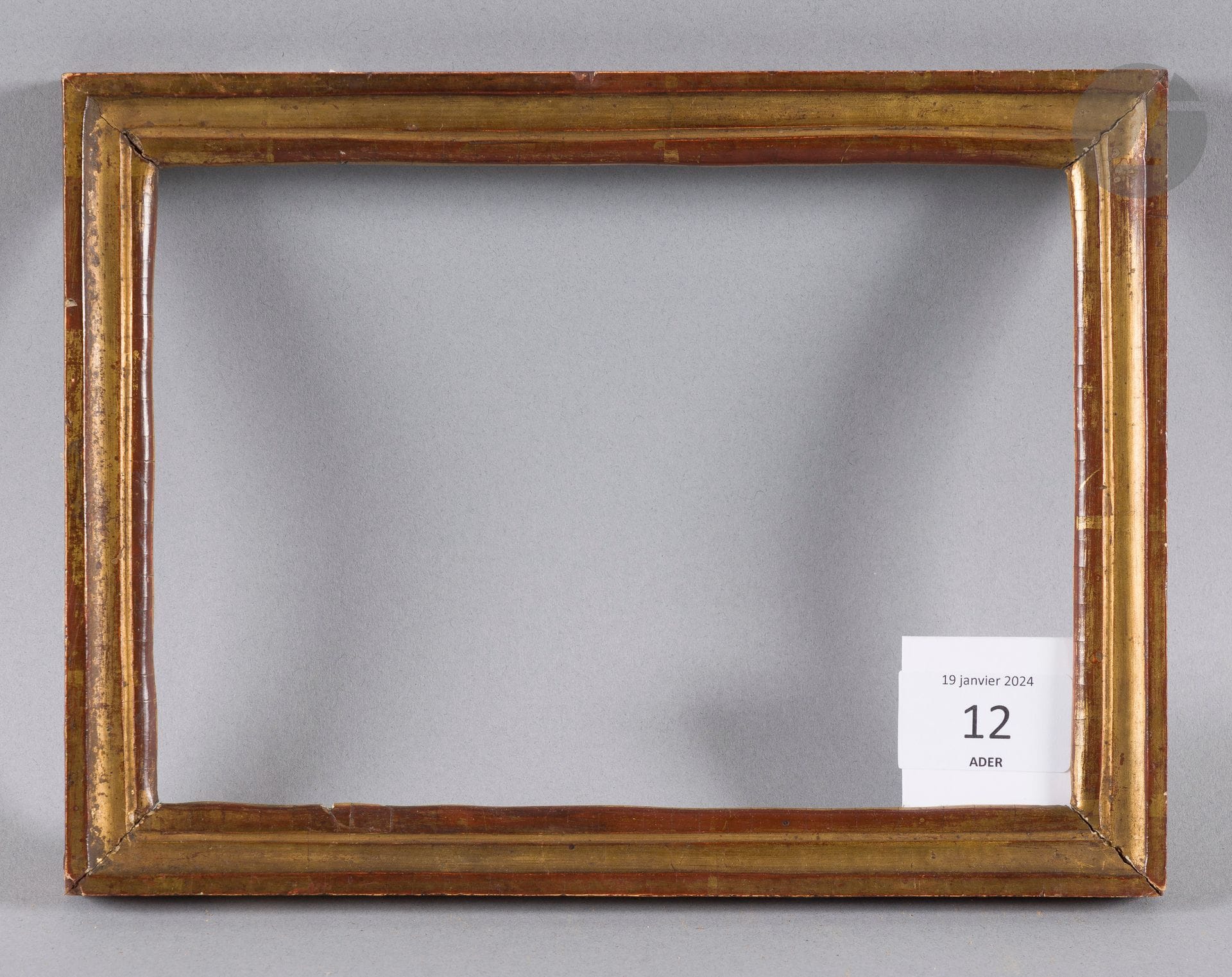 Baguette en bois mouluré et doré. Fin du XVIIIe siècle. 13,7 x 19,6 cm - Profil : 1,8 cm