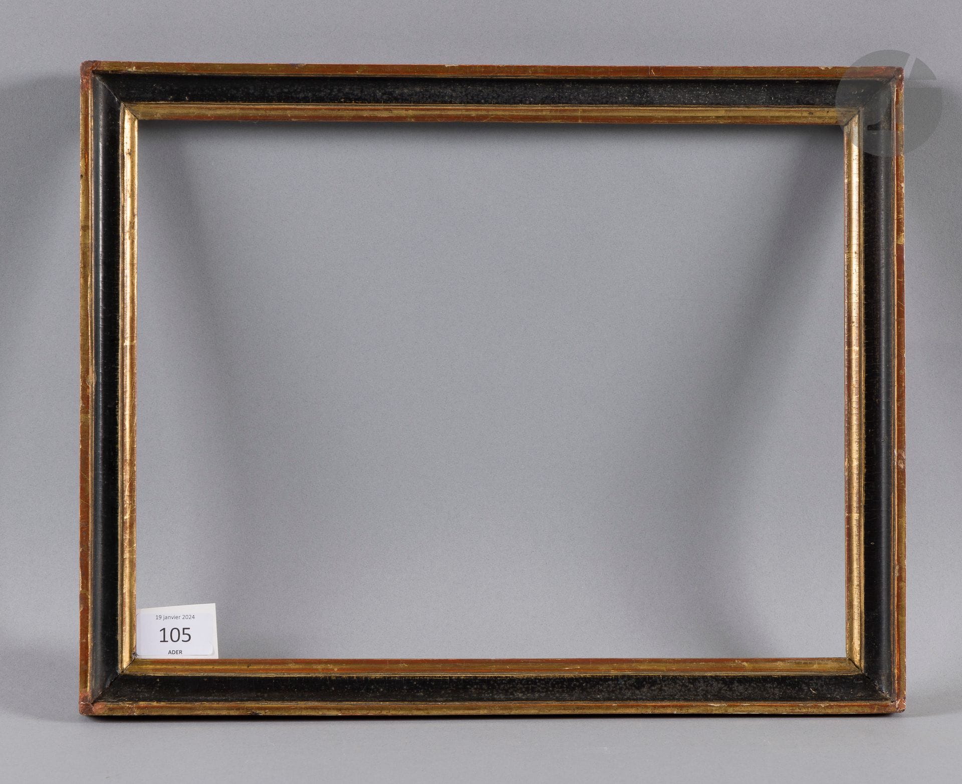Gorge en bois mouluré noir et or. Fin du XVIIIe siècle (usures). 27,3 x 36,1 cm - Profil : 3 cm Lot reproduit p. 8