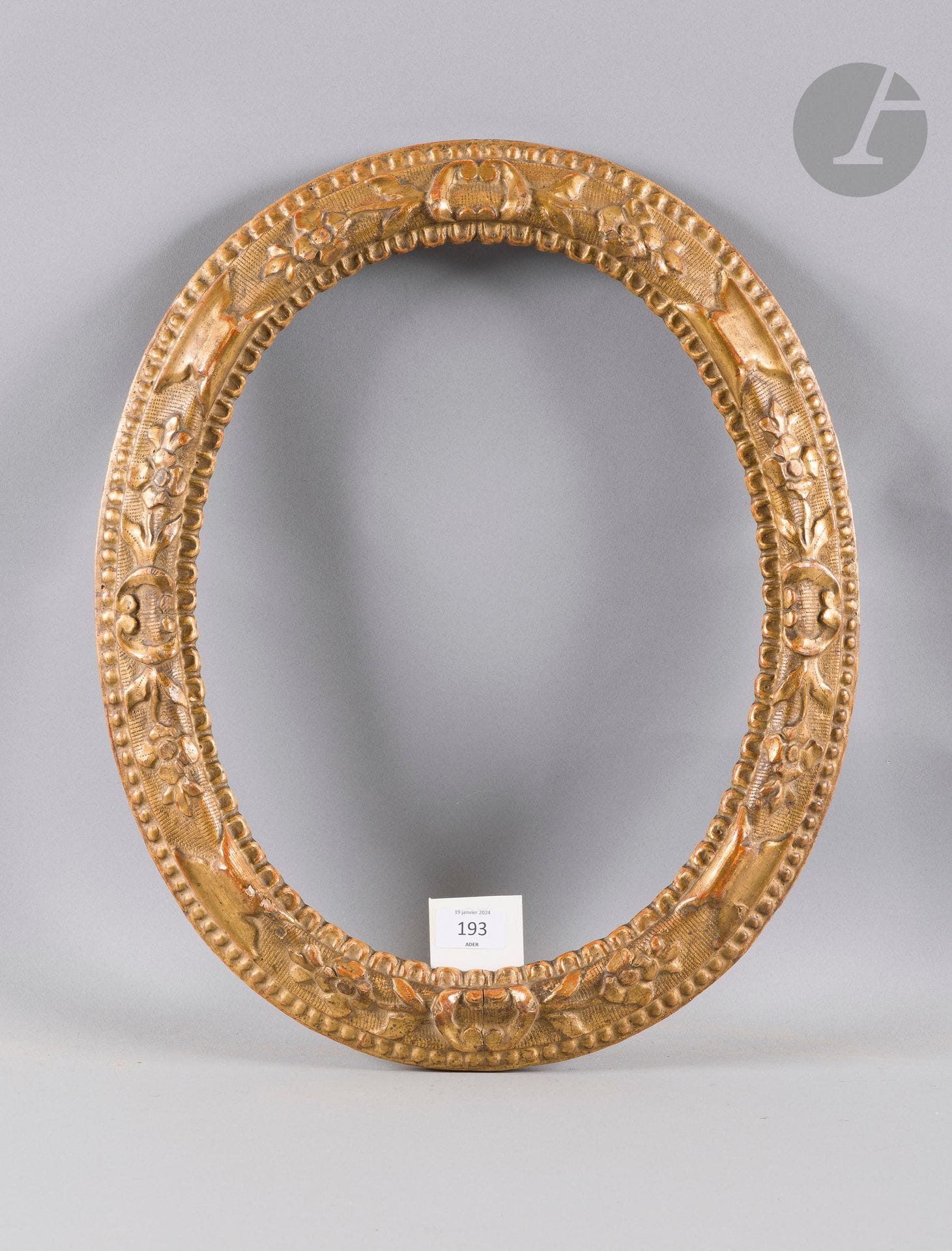 Carved and gilded wood oval frame known as Canaletto. Venice, 18th century. 31.2 x 40 cm - Profile: 6 cm