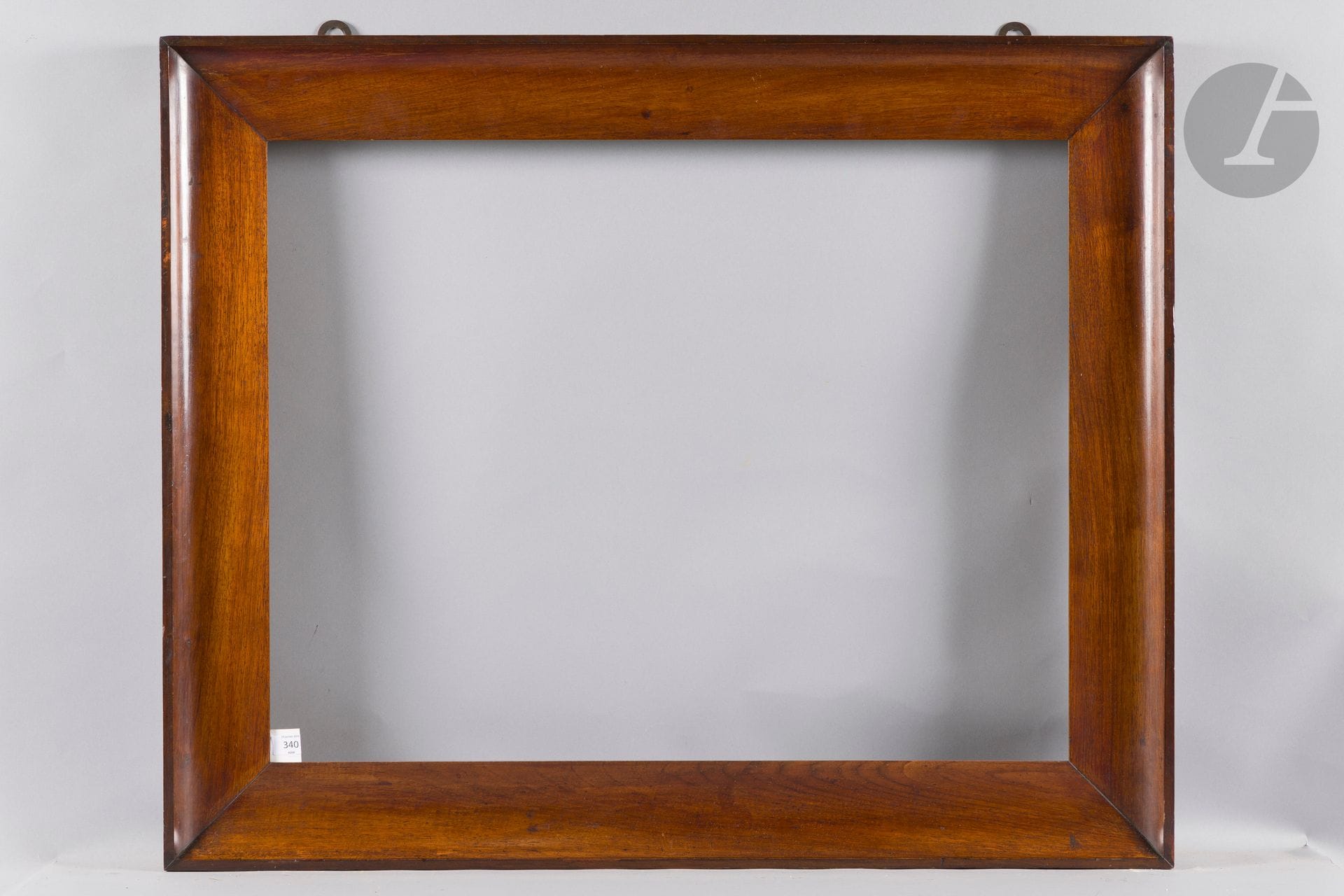 Molded walnut throat on fir core. Italy, early 19th century. 67.5 x 86.6 cm - Profile: 11.5 cm