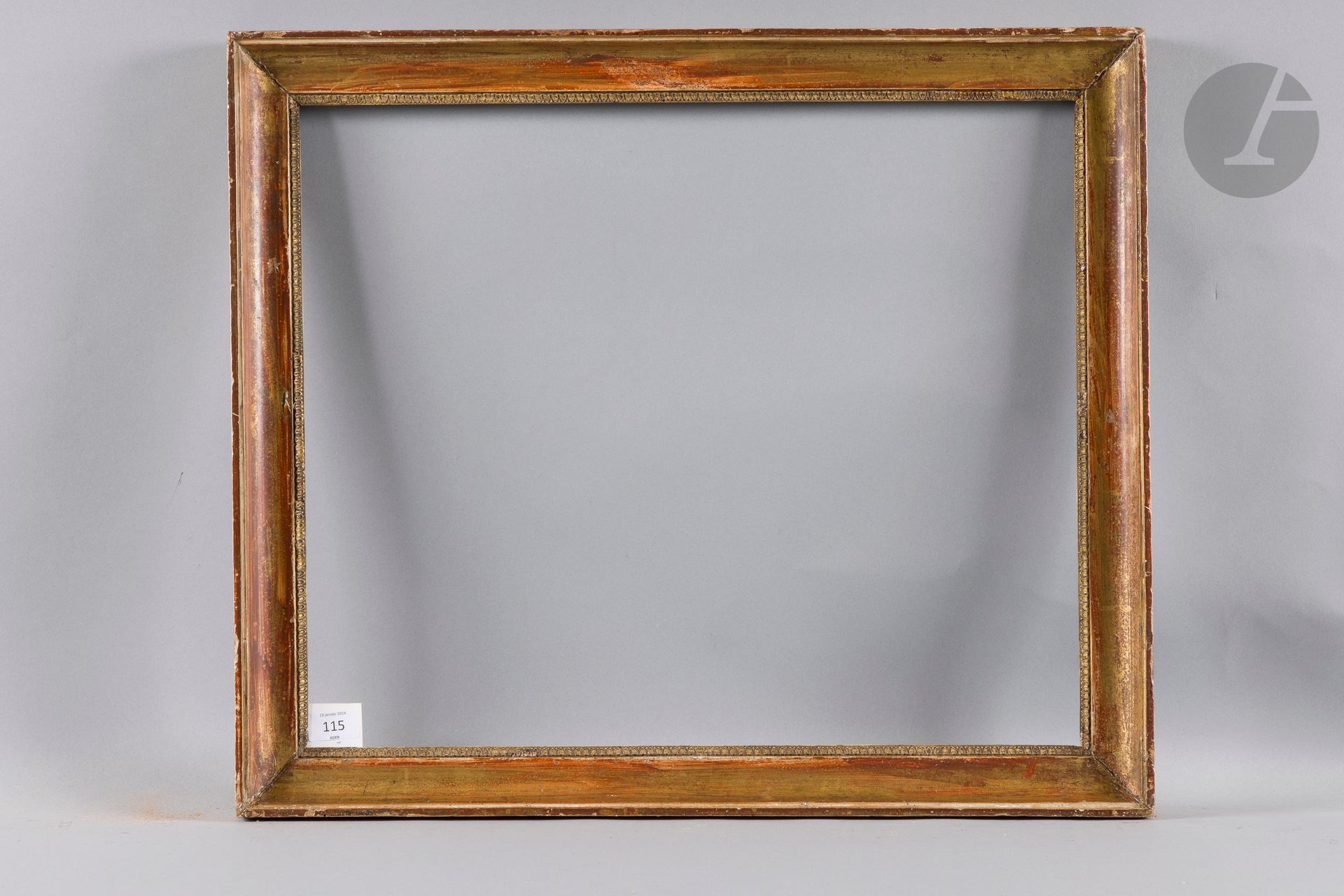Gorge en bois mouluré et doré, rais-de-cœur en stuc à la vue. Début du XIXe siècle (usures et modifiée dans ses dimensions). 48,8 x 58,8 cm - Profil : 5,8 cm (12F)
