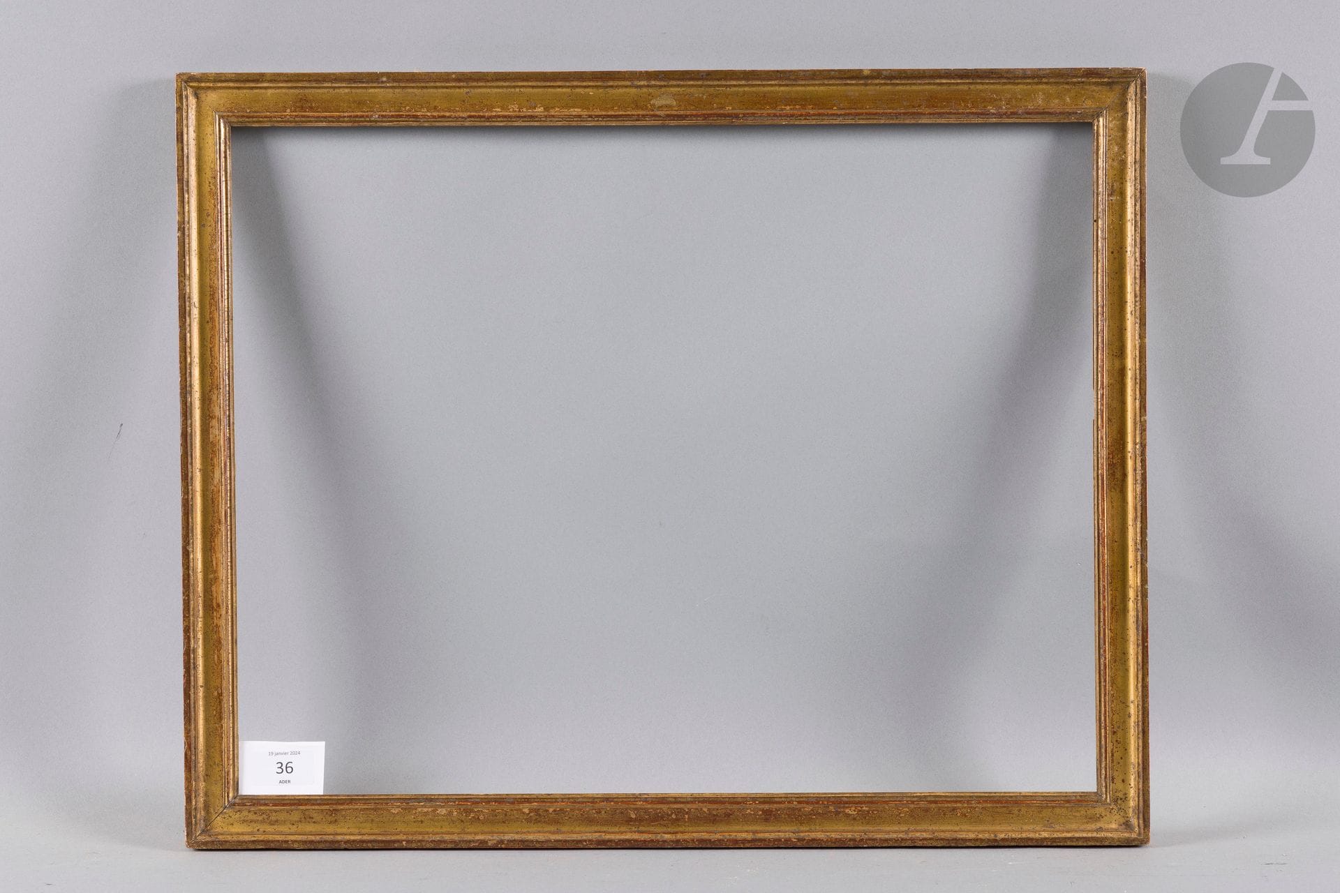 Baguette en bois mouluré et doré. Époque Louis XVI (usures). 41,3 x 53,1 cm - Profil : 3,2 cm