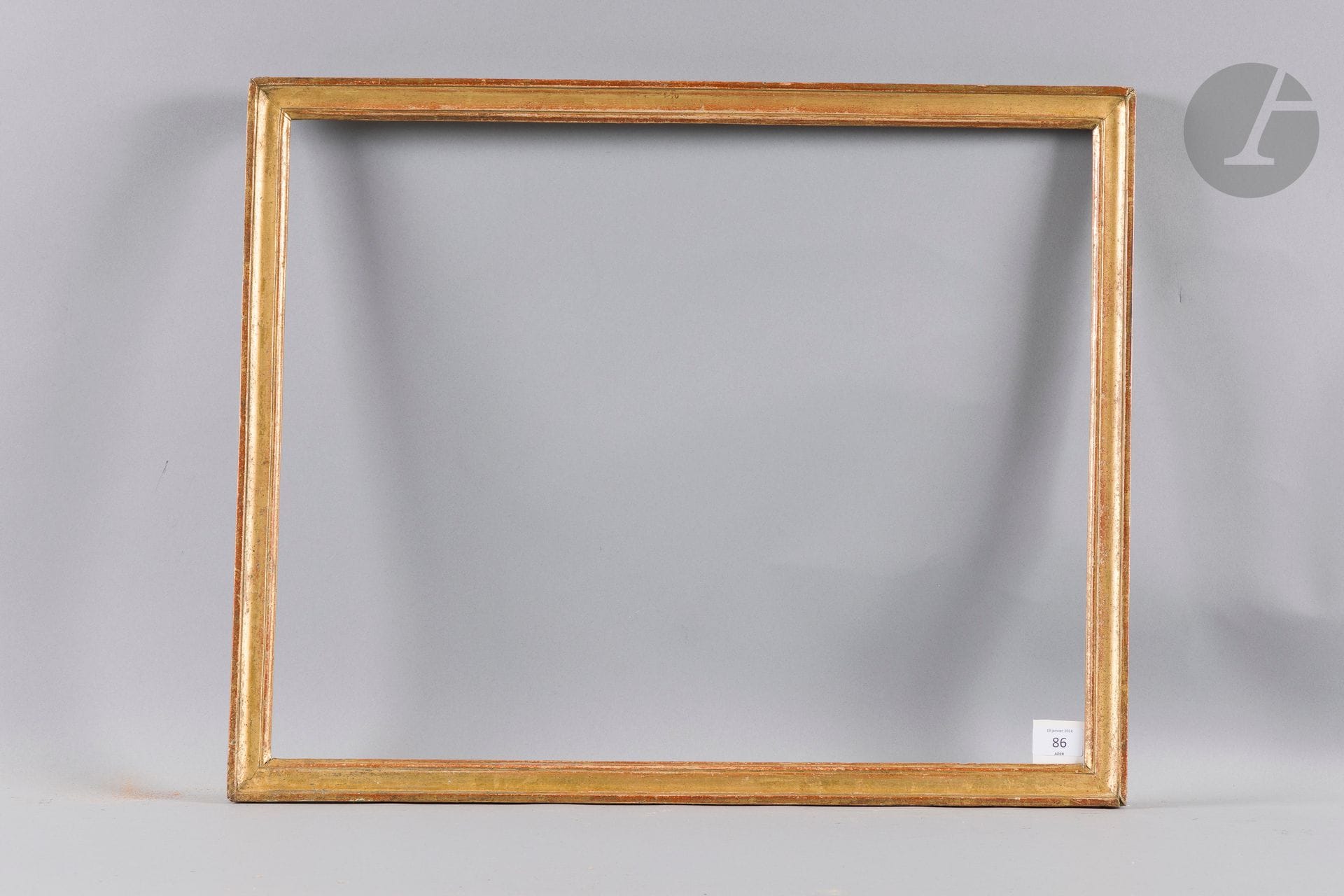 Baguette en bois mouluré et doré. Fin du XVIIIe siècle (usures) 49 x 62 cm - Profil : 3,4 cm