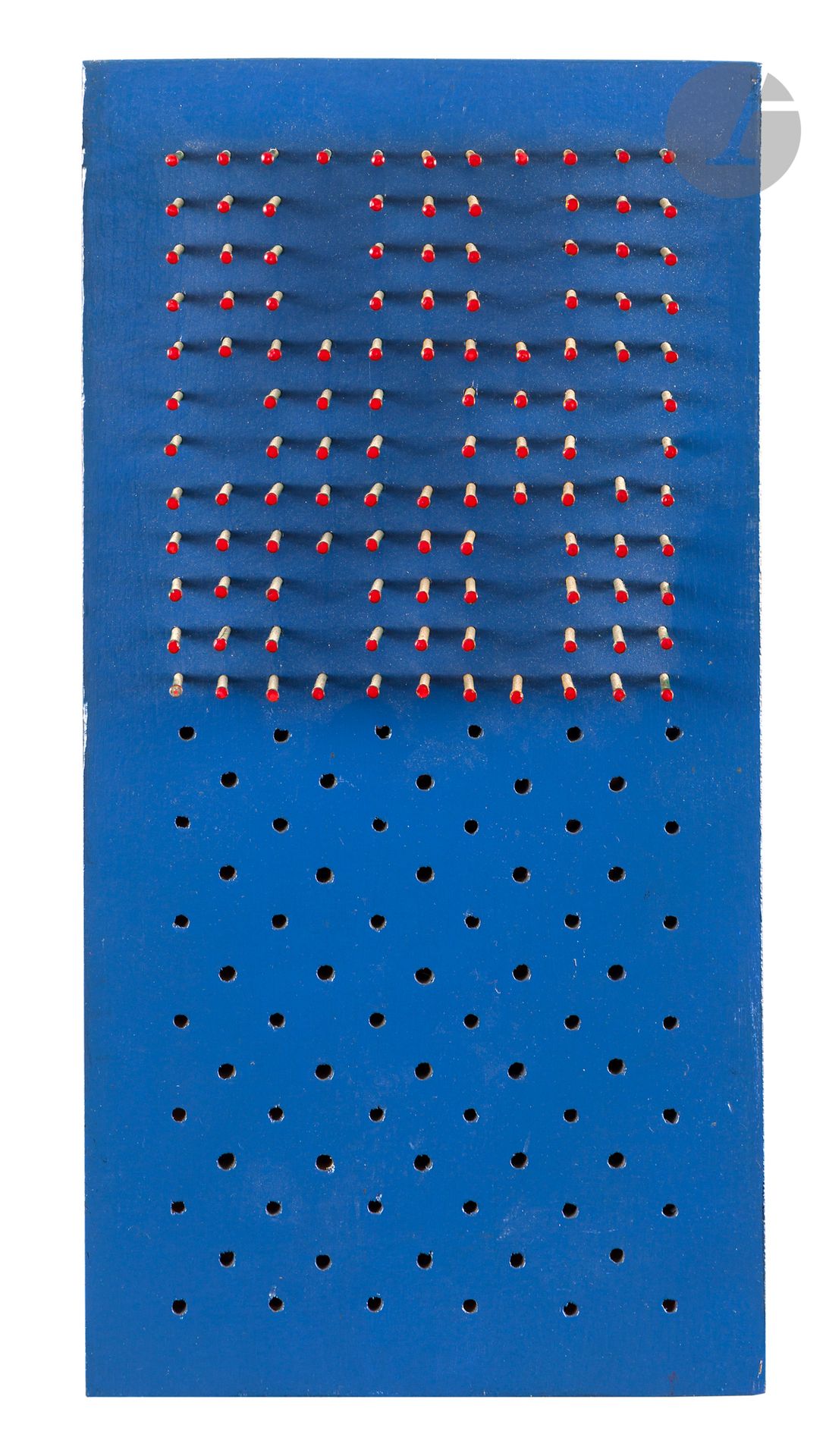 Cesar ANDRADE [vénézuélien] (né en 1939)
Puntigrama 170, 1993
Acrylique et cloutage sur panneau.
Signée, datée et titrée au dos.
28 x 14 cm

Provenance : 
Galerie Saint-Charles de Rose, Paris.

Diplômé de l’École des Arts Plastiques de Barquisimeto (Venezuela), Cesar Andrade (Guarico, 1939) s’installe à Paris en 1968 où il expose ses premiers linigramas. Dans ses œuvres, il utilise notamment des rangées de clous pour générer des mouvements cinétiques en relation avec l’orientation des ombres sur les supports. « Les œuvres de Cesar Andrade sont réalisées avec un minimum de moyens, un travail rigoureux et un langage épuré et efficace. » (Carlos Cruz Diez)