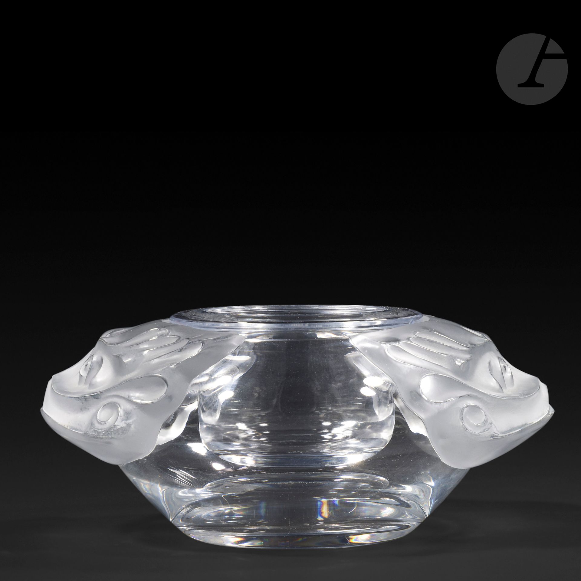 MAISON LALIQUE
Olga 
Coupe à caviar pansue au décor en relief.
Épreuve en cristal moulé-pressé et, en partie, satiné; le réceptacle amovible. 
Un éclat sur le pourtour du récipient à caviar.
Signée sur les deux parties LALIQUE ® France en lettres cursives, à la pointe sous la base. 
Hauteur : 9,5 cm – Longueur : 22 cm – Largeur: 16 cm