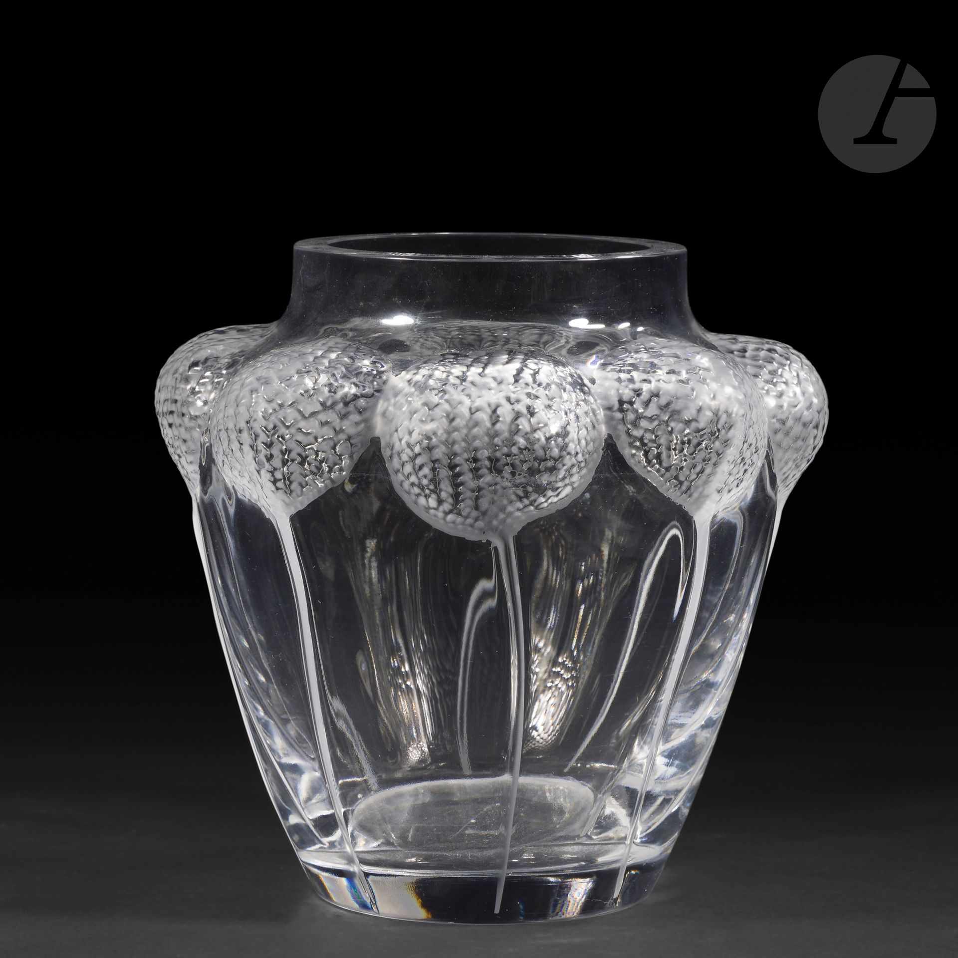 MARIE-CLAUDE LALIQUE (1935-2003) – MAISON LALIQUE
Bali, le modèle conçu en [1995]
Vase balustre au décor en relief et à large col annulaire.
Épreuve en cristal moulé-pressé et, en partie, satiné (Variante de la réf. Catalogue général Lalique 2012: 10140500).
Non signé.
Hauteur: 17,3 cm