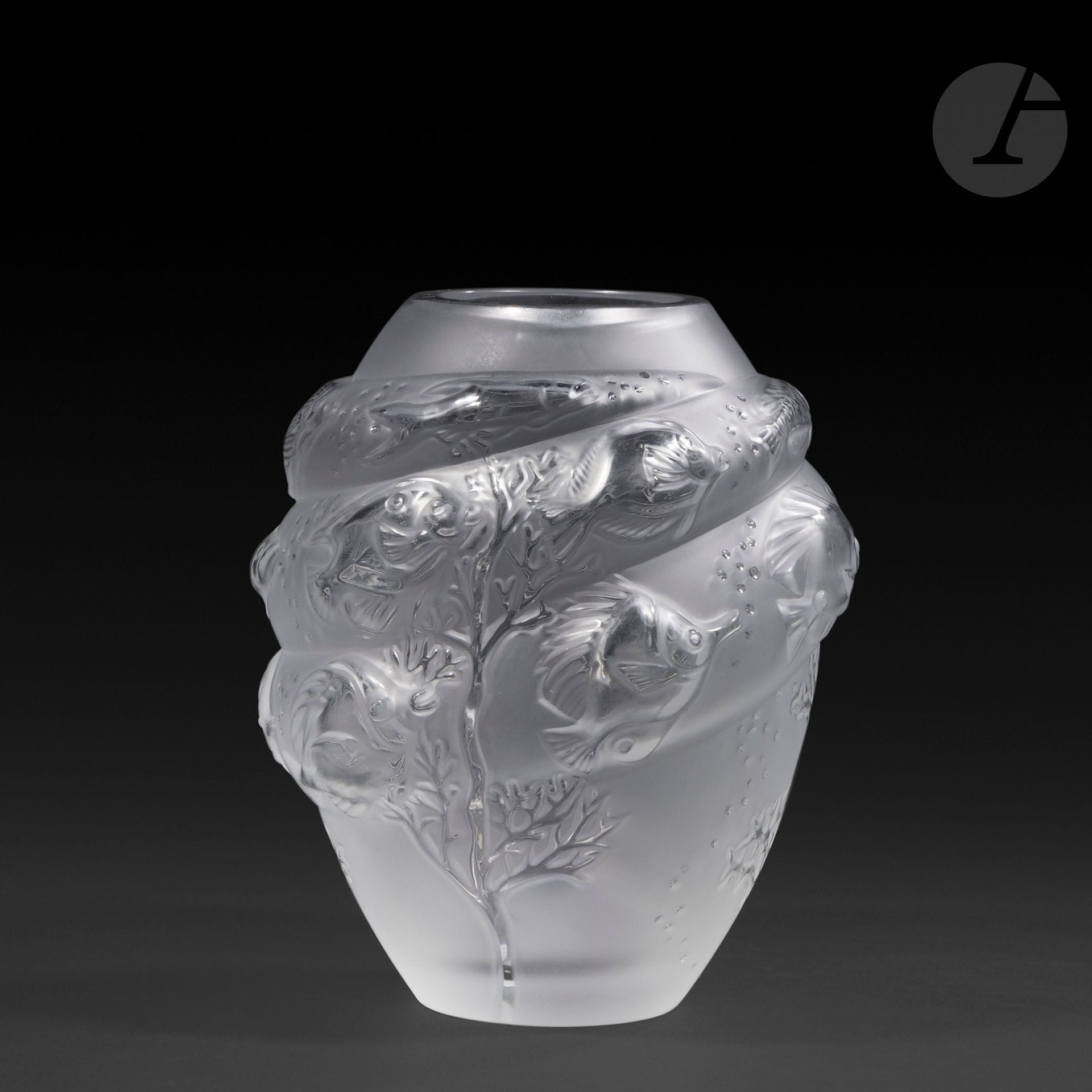 MAISON LALIQUE
Fonds marins et banc de poissons
Vase ovoïde au décor titre tournant. 
Épreuve en cristal soufflé-moulé et, en partie, satiné.
Signé LALIQUE ® France en lettres cursives, à la pointe sous la base.
Hauteur: 17,5 cm