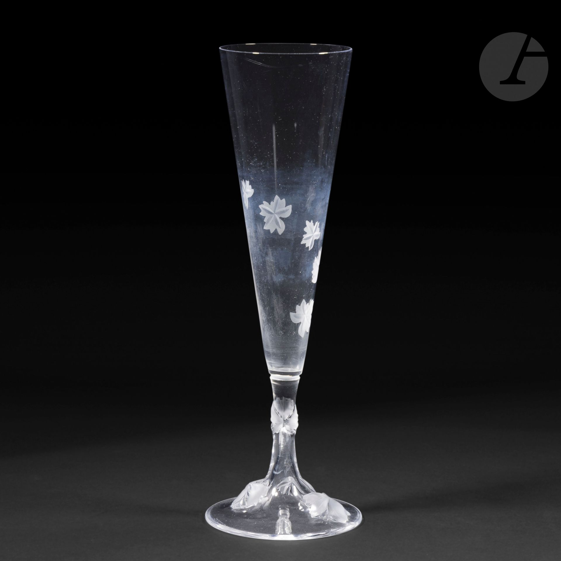 MARIE-CLAUDE LALIQUE (1935-2003) - MAISON LALIQUE
Vine
Horn-shaped vase on pedestal, with turning title in relief on the base and engraved on the body.
Proof in blown-molded and partly satin-finished crystal.
Signed LALIQUE ® France in cursive letters at the point below the base.
Height: 25 cm