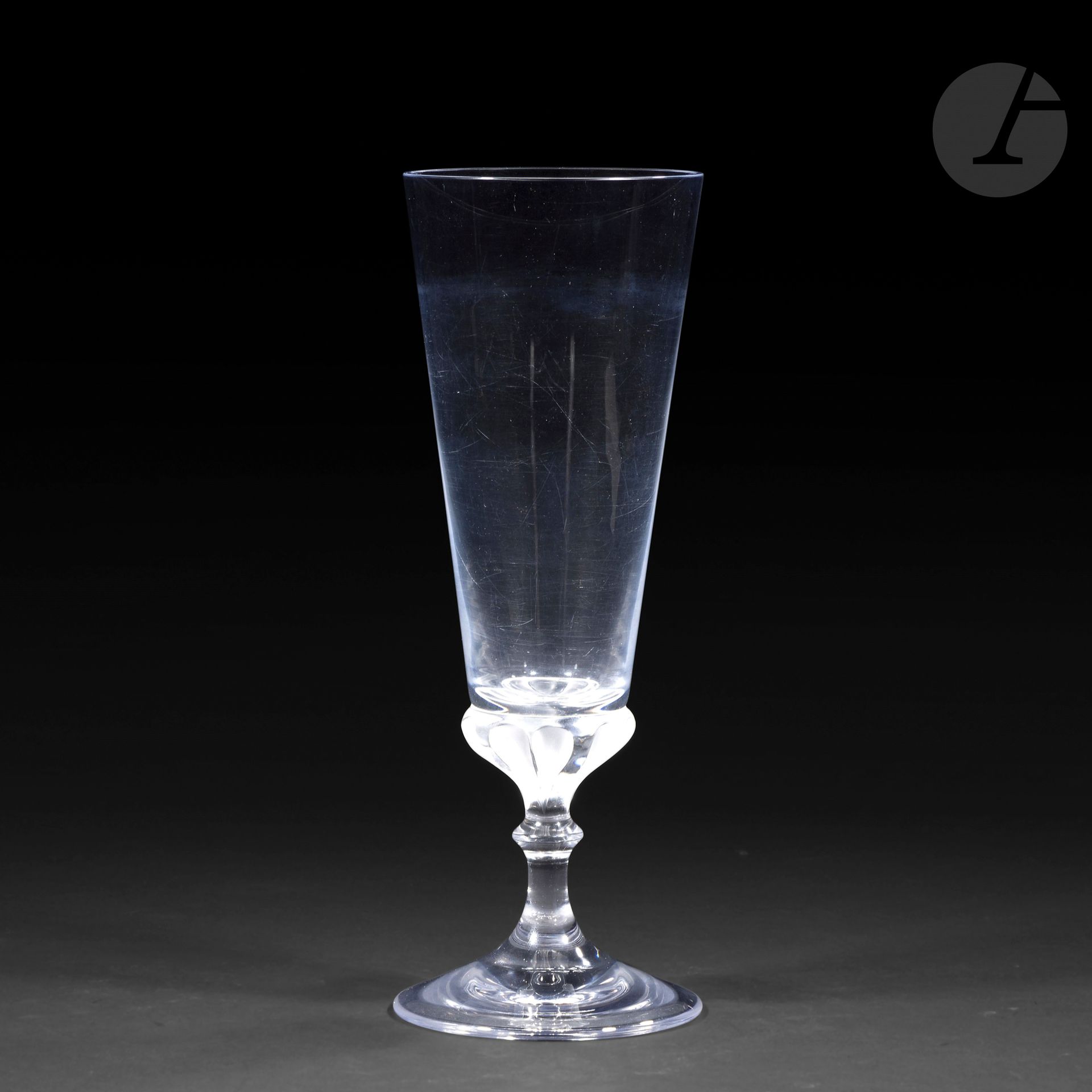 MAISON LALIQUE
Haut vase cornet sur piédouche. 
Épreuve en cristal moulé-pressé et, en partie, satiné.
Signé LALIQUE France en lettres cursives, à la pointe sous la base.
Hauteur: 25,7 cm