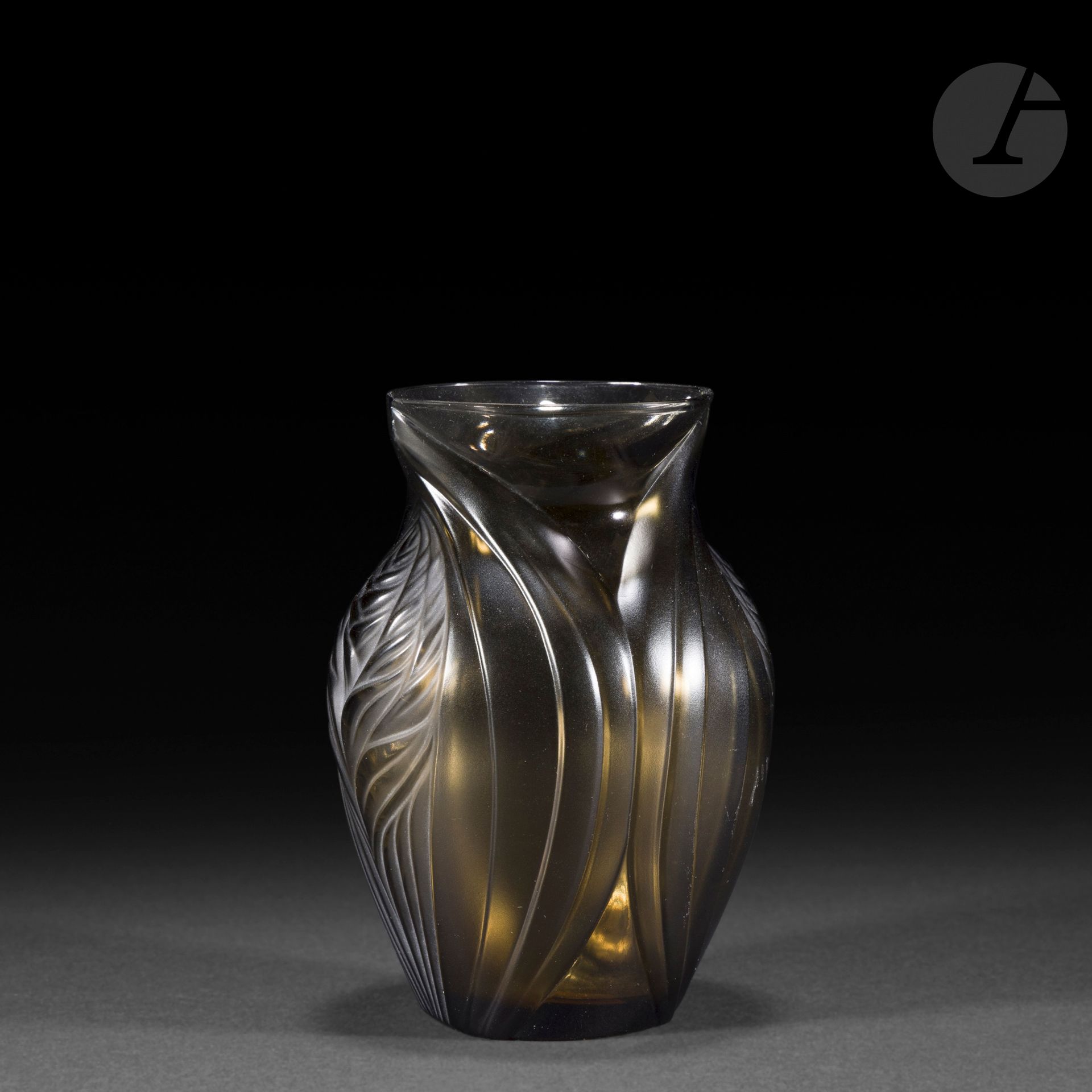MARIE-CLAUDE LALIQUE (1935-2003) – MAISON LALIQUE
Pavie, le modèle créé en [1989], notre épreuve datée 01/1991
Vase balustre méplat à col navette.
Épreuve en cristal teinté brun dans la masse et soufflé-moulé et, en grande partie, satiné,
Non signé. 
Identifié et daté Brun 01/1991 en lettres cursives, à la pointe sous la base.
Hauteur: 12,7 cm