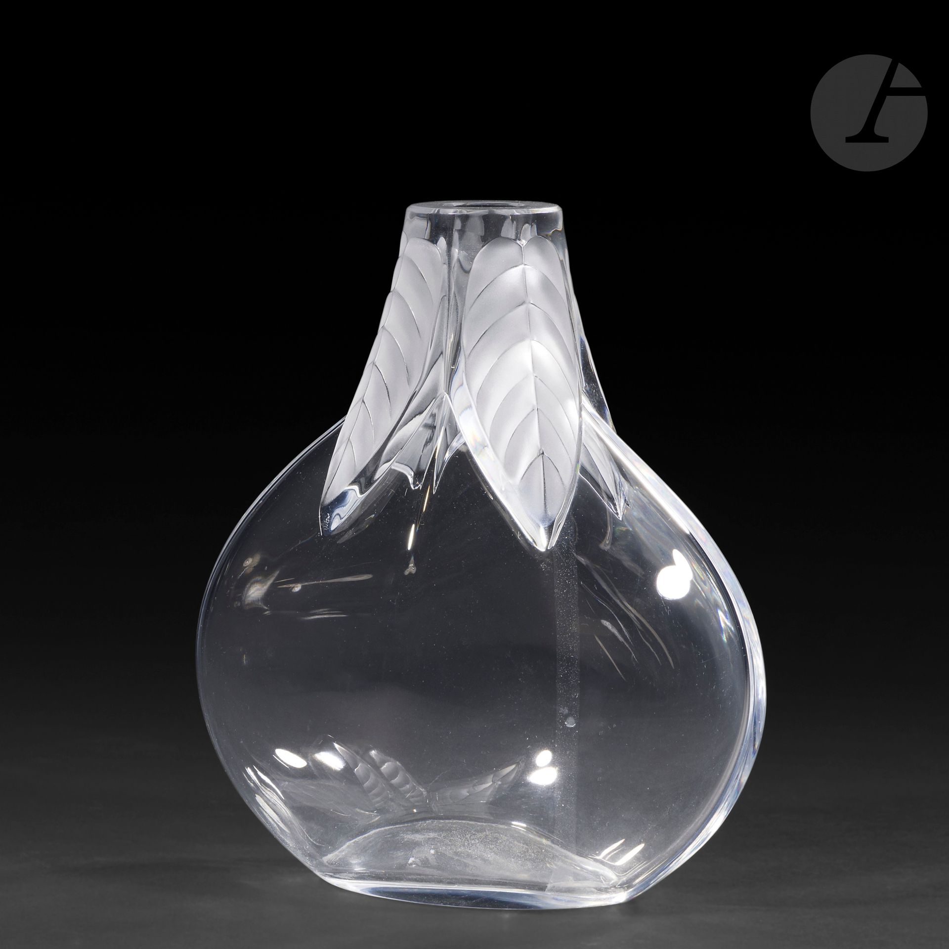 MARIE-CLAUDE LALIQUE (1935-2003) – MAISON LALIQUE
Osumi, le modèle conçu en [1978]
Vase piriforme méplat.
Épreuve en cristal soufflé-moulé et, en partie, satiné.
Signé LALIQUE ® France en lettres cursives, à la pointe sous la base.
Hauteur: 17 cm