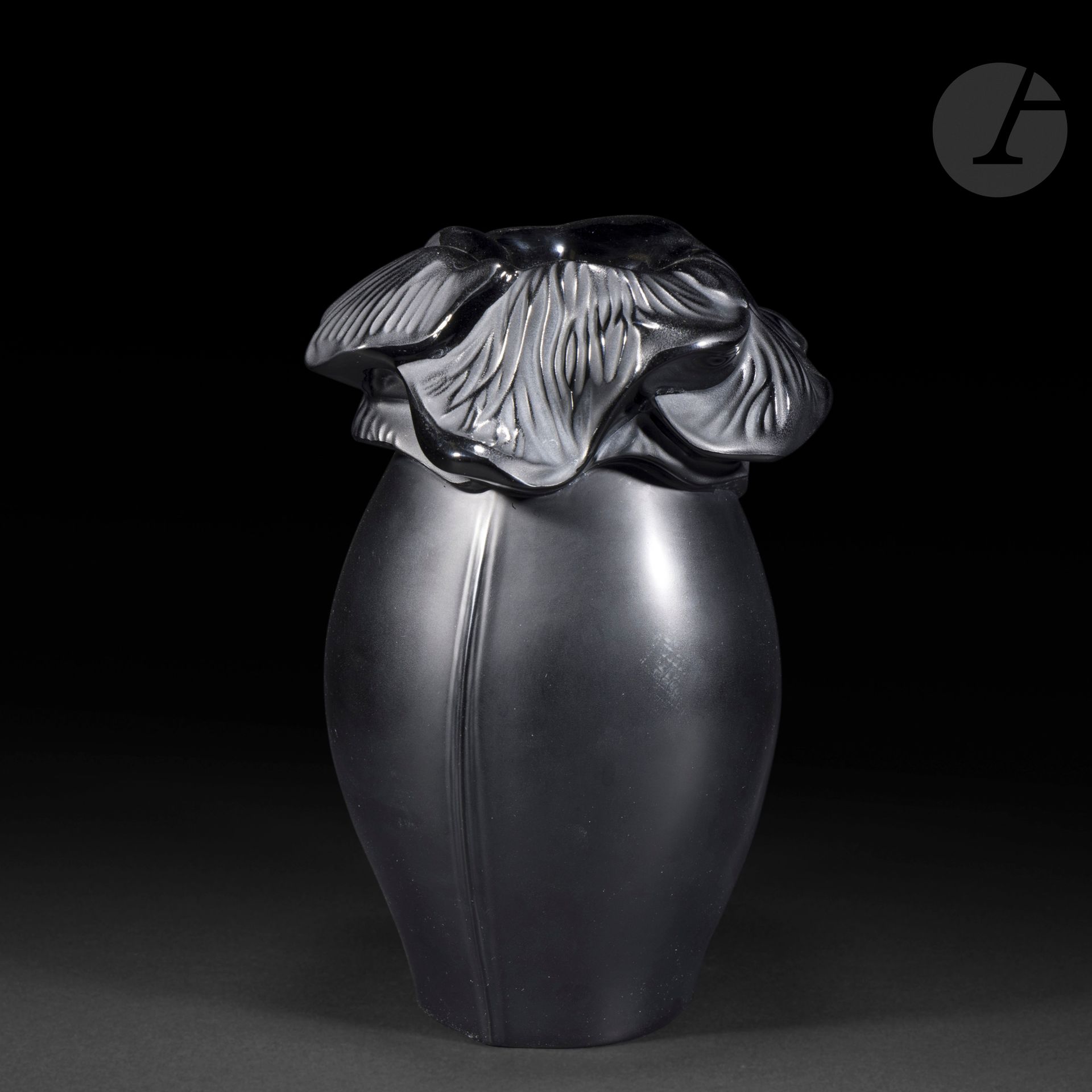 MARIE-CLAUDE LALIQUE (1935-2003) – MAISON LALIQUE
Saint-Barth, le modèle conçu en [1993]
Vase balustre au décor en relief.
Épreuve en cristal teinté noir dans la masse soufflé-moulé et, en partie, satiné.
Infimes égrenures sur le pourtour de la base.
Signé LALIQUE ® France en lettres cursives, à la pointe sous la base.
Hauteur:21,5 cm