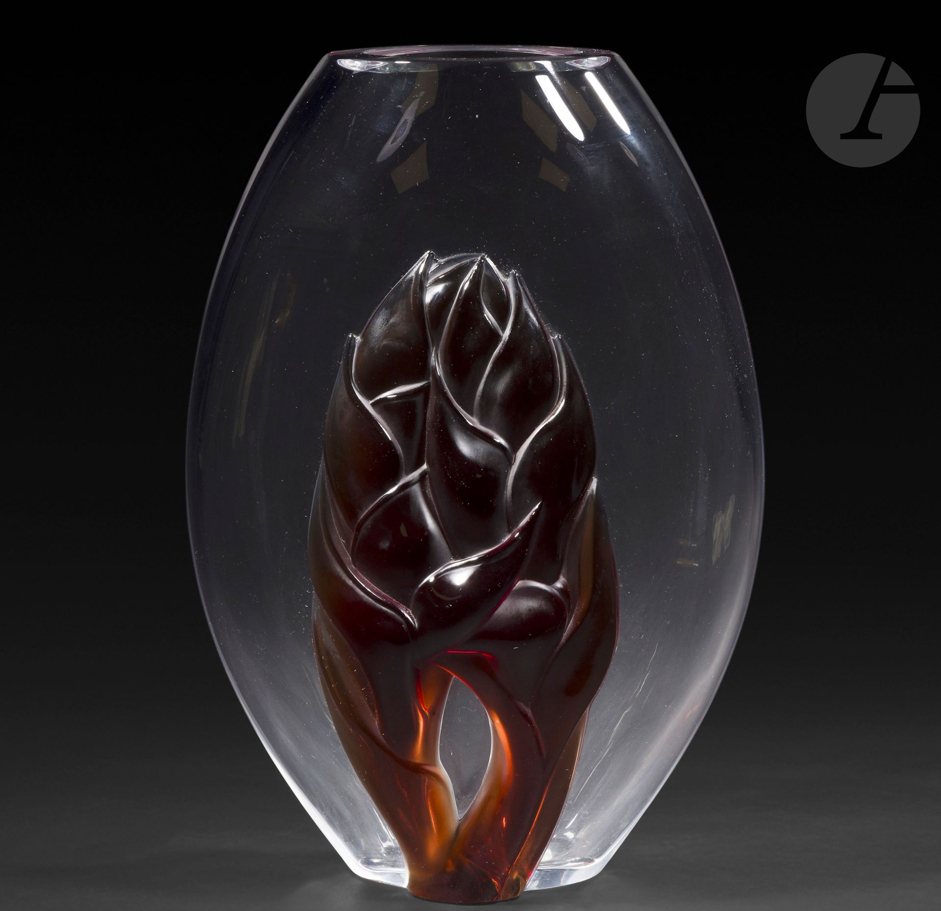 MARIE-CLAUDE LALIQUE (1935-2003) – MAISON LALIQUE
Martinique, le modèle conçu en [1993]
Vase ovoïde. 
Épreuve en cristal soufflé-moulé, à décor d’une alpinia appliquée à chaud en cristal rouge satiné.
Infimes égrenures au décor végétal.
Non signé.
Hauteur: 33,5 cm – Longueur: 28,5 cm