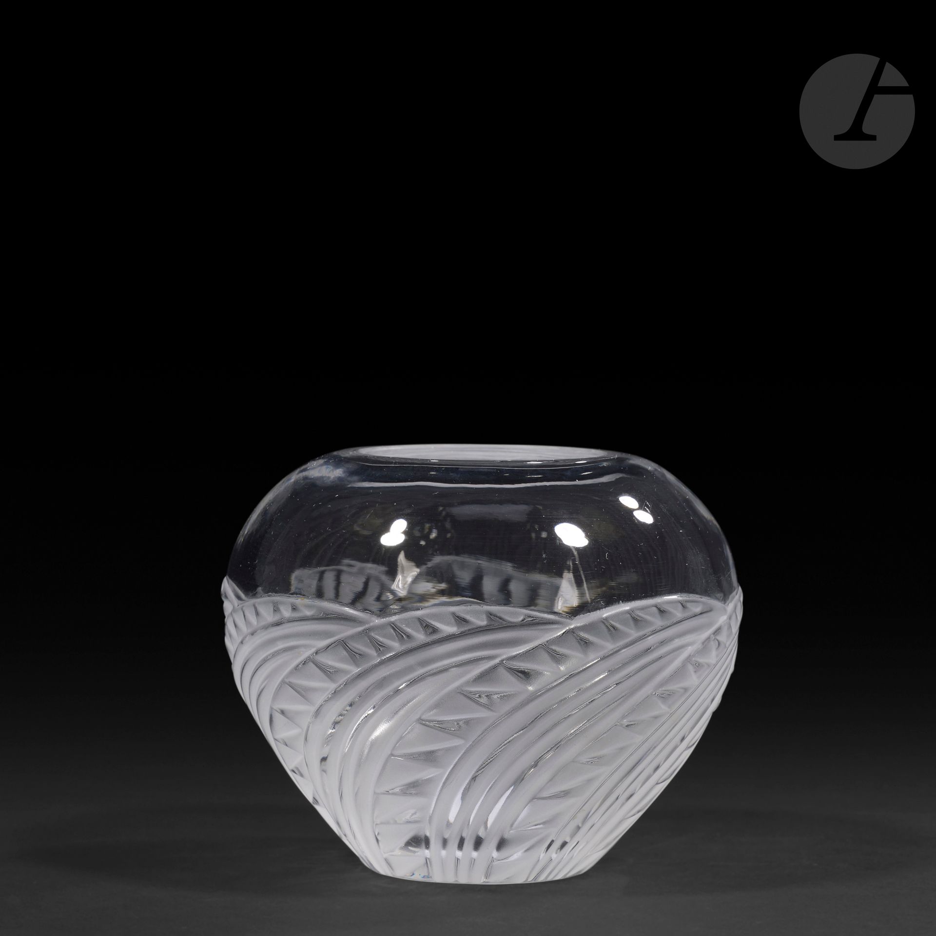 MARIE-CLAUDE LALIQUE (1935-2003) – MAISON LALIQUE
Zagora, le modèle conçu en [1989]
Vase balustre à large col annulaire.
Épreuve en cristal soufflé-moulé et, en partie, satiné.
Signé LALIQUE ® France en lettres cursives, à la pointe sous la base.
Hauteur: 8,5 cm