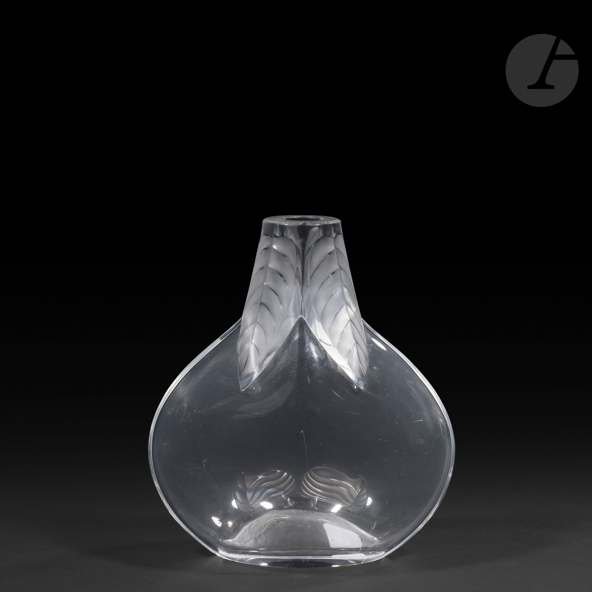MARIE-CLAUDE LALIQUE (1935-2003) – MAISON LALIQUE
Osumi, le modèle conçu en [1978]
Vase piriforme méplat.
Épreuve en cristal soufflé-moulé et, en partie, satiné.
Signé LALIQUE ® France en lettres cursives, à la pointe sous la base.
Hauteur: 17 cm