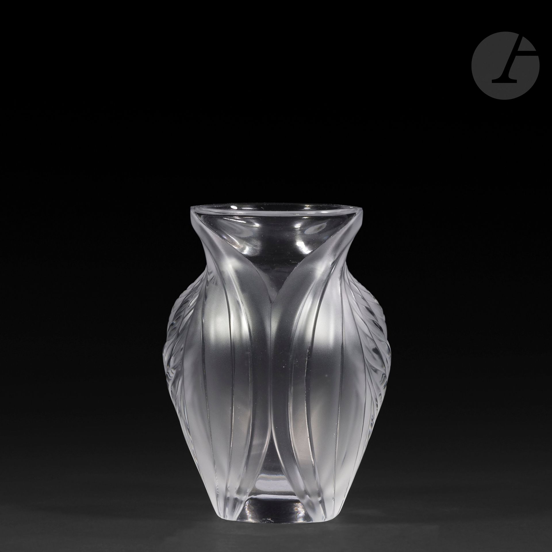 MARIE-CLAUDE LALIQUE (1935-2003) – MAISON LALIQUE
Pavie, le modèle créé en [1989]
Vase balustre méplat à col navette.
Épreuve en cristal soufflé-moulé et, en grande partie, satiné. 
Petits éclats et infimes égrenures au décor, infimes égrenures en pourtour de la base. 
Non signé. 
Hauteur: 12,5 cm