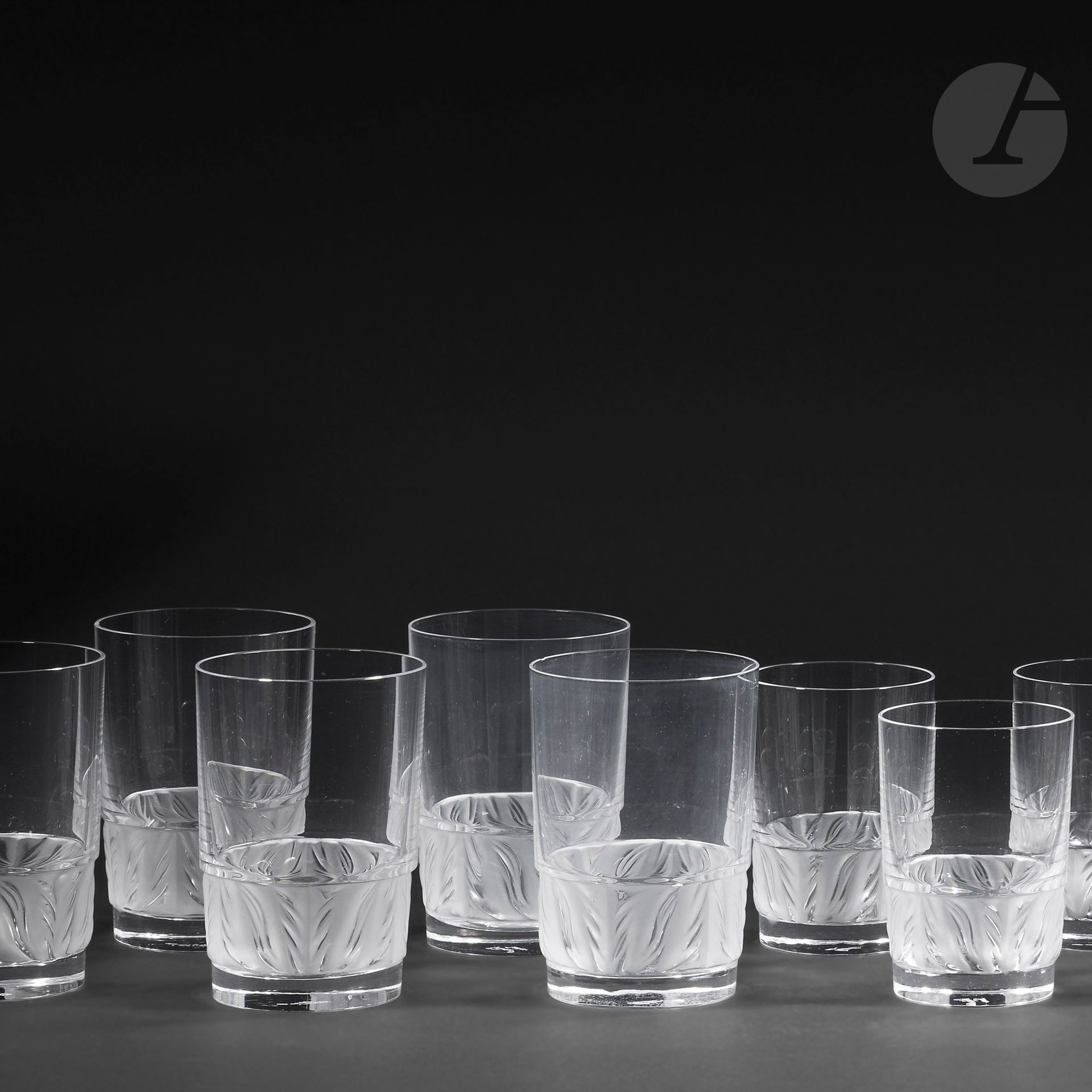 MARC LALIQUE (1900-1977) – MAISON LALIQUE
Flammes
Partie de service à long drink comprenant 14 pièces et composée comme suit: 
- 1 très grand verre 
- 6 grands verres
- 7 petits verres
Épreuves en cristal soufflé-moulé, en partie, satiné. 
Deux petits chocs en pourtour de deux grands verres. 
Chaque pièce signée Lalique ® France en lettres cursives, à la pointe, sous la base. 
Hauteurs:12,5 cm – 10,8 cm – 9,1 cm
