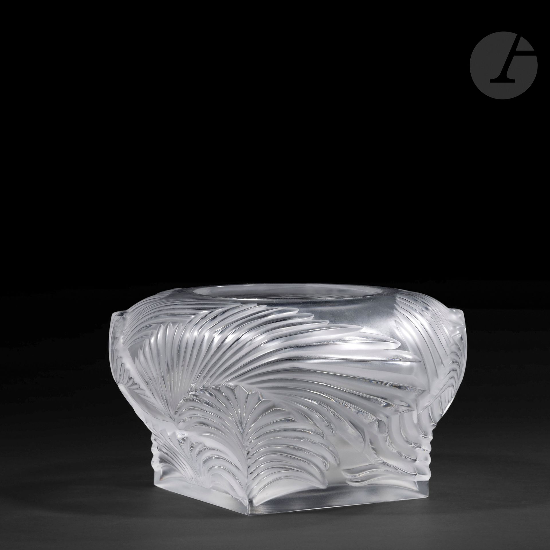 MARIE-CLAUDE LALIQUE (1935-2003) – MAISON LALIQUE
Hutan, le modèle conçu en [1994]
Vase balustre sur base carrée et à large col annulaire au décor en relief.
Épreuve en cristal soufflé-moulé et satiné.
Un très petit choc sur le pourtour du col.
Non signé.
Hauteur: 12 cm – Diamètre: 21 cm