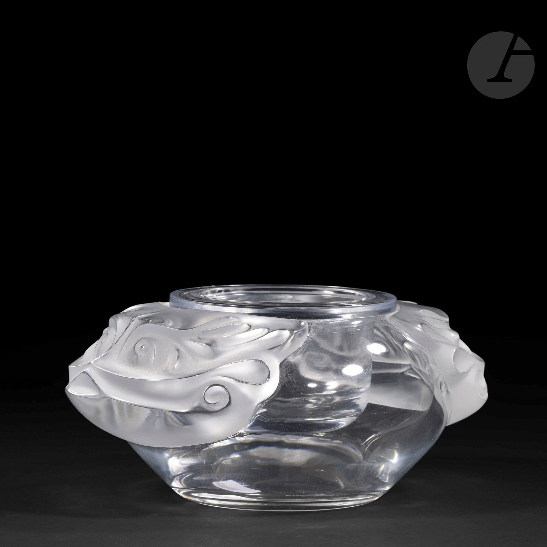MAISON LALIQUE
Olga 
Coupe à caviar pansue au décor en relief.
Épreuve en cristal moulé-pressé et, en partie, satiné; le réceptacle amovible. 
Un éclat sur le pourtour du récipient à caviar. 
Signée sur les deux parties LALIQUE ® France en lettres cursives, à la pointe sous la base. 
Hauteur : 9,5 cm – Longueur : 22 cm – Largeur: 16 cm