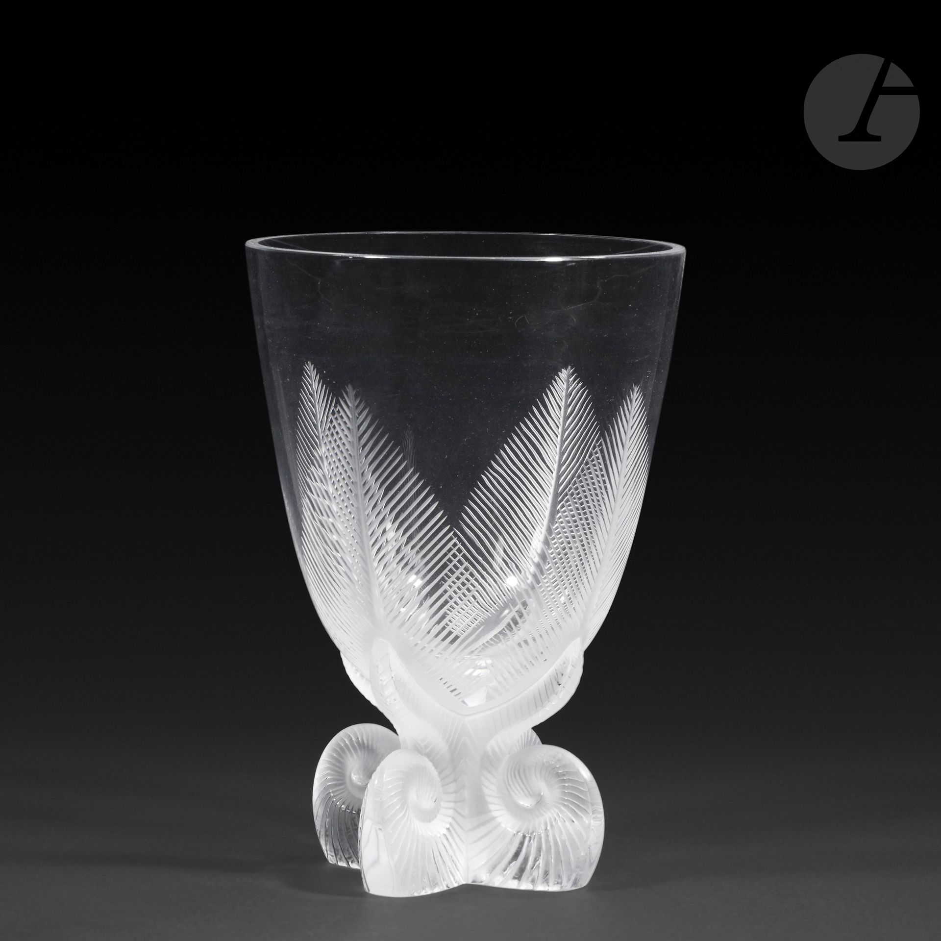 MARIE-CLAUDE LALIQUE (1935-2003) – MAISON LALIQUE
Osmonde
Vase quadripode à décor de fougères. 
Épreuve en cristal soufflé-moulé, en partie, gravéet satiné ; le pied en cristal moulé-pressé satiné.  
Petites rayures sous la base. 
Signé LALIQUE ® France en lettres cursives, à la pointe sous la base.
Hauteur:20 cm – Diamètre: 14 cm